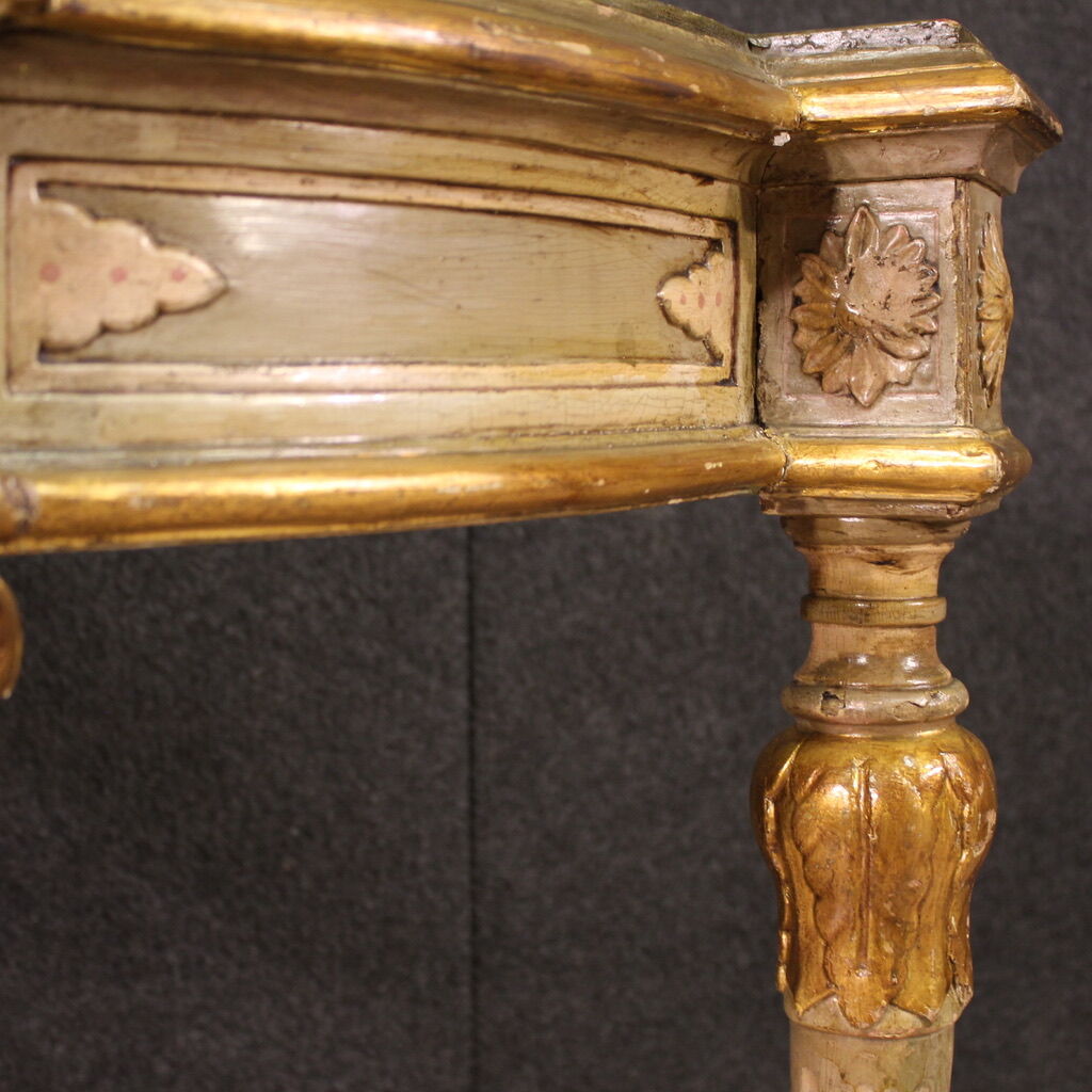 Encoignure italienne laquée du XXe siècle de style Louis XVI