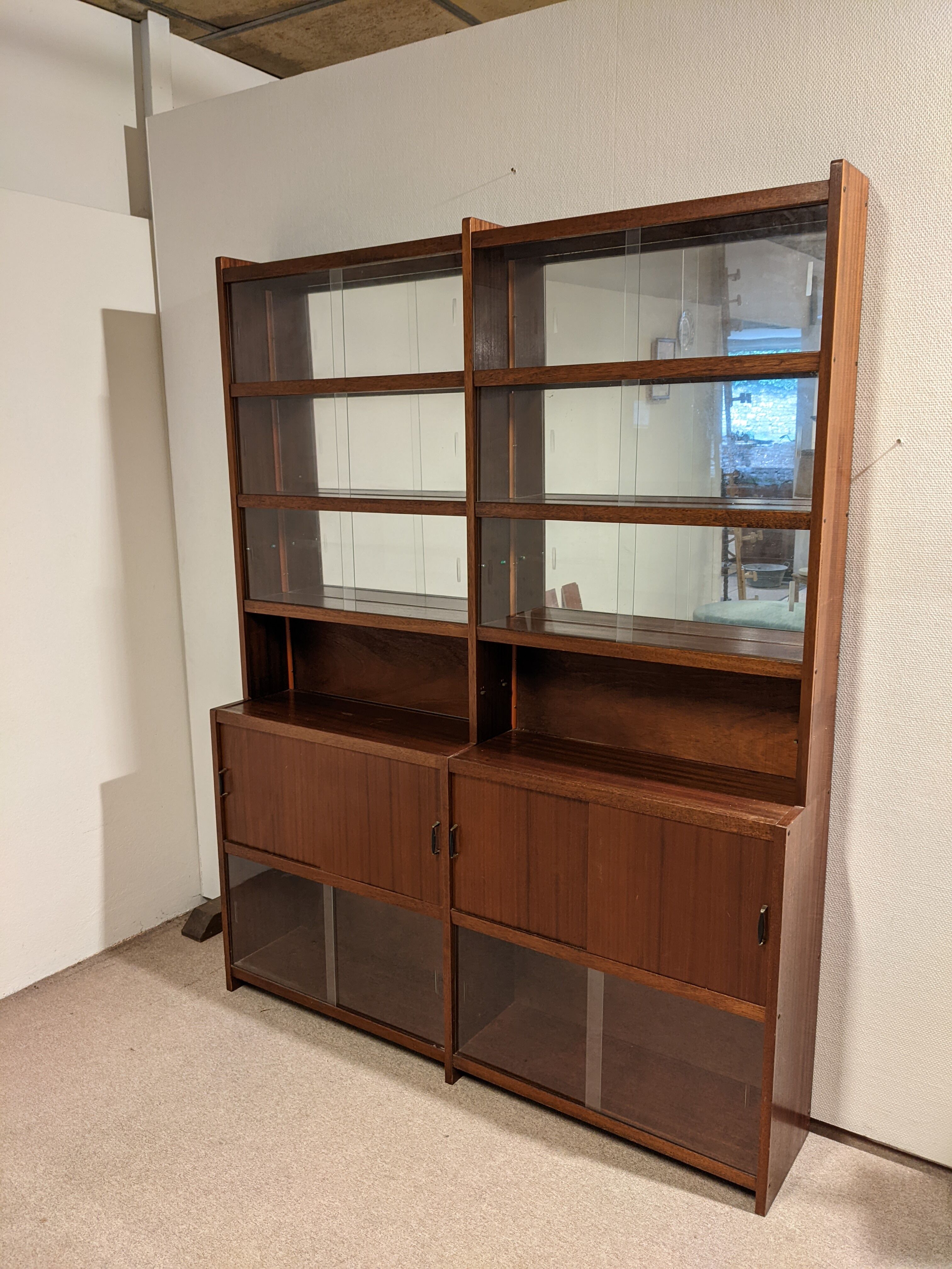 Large shallow showcase depth