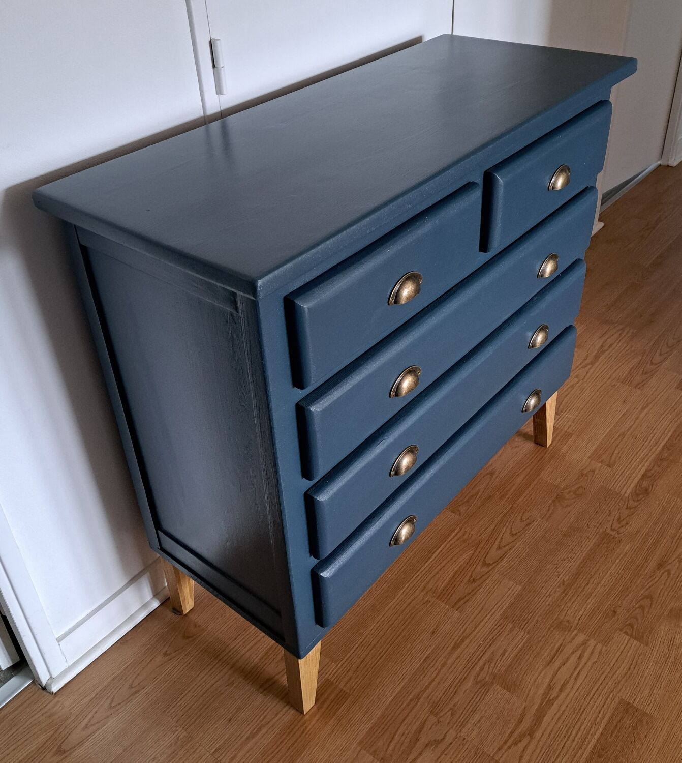 Chest of drawers in glove blue