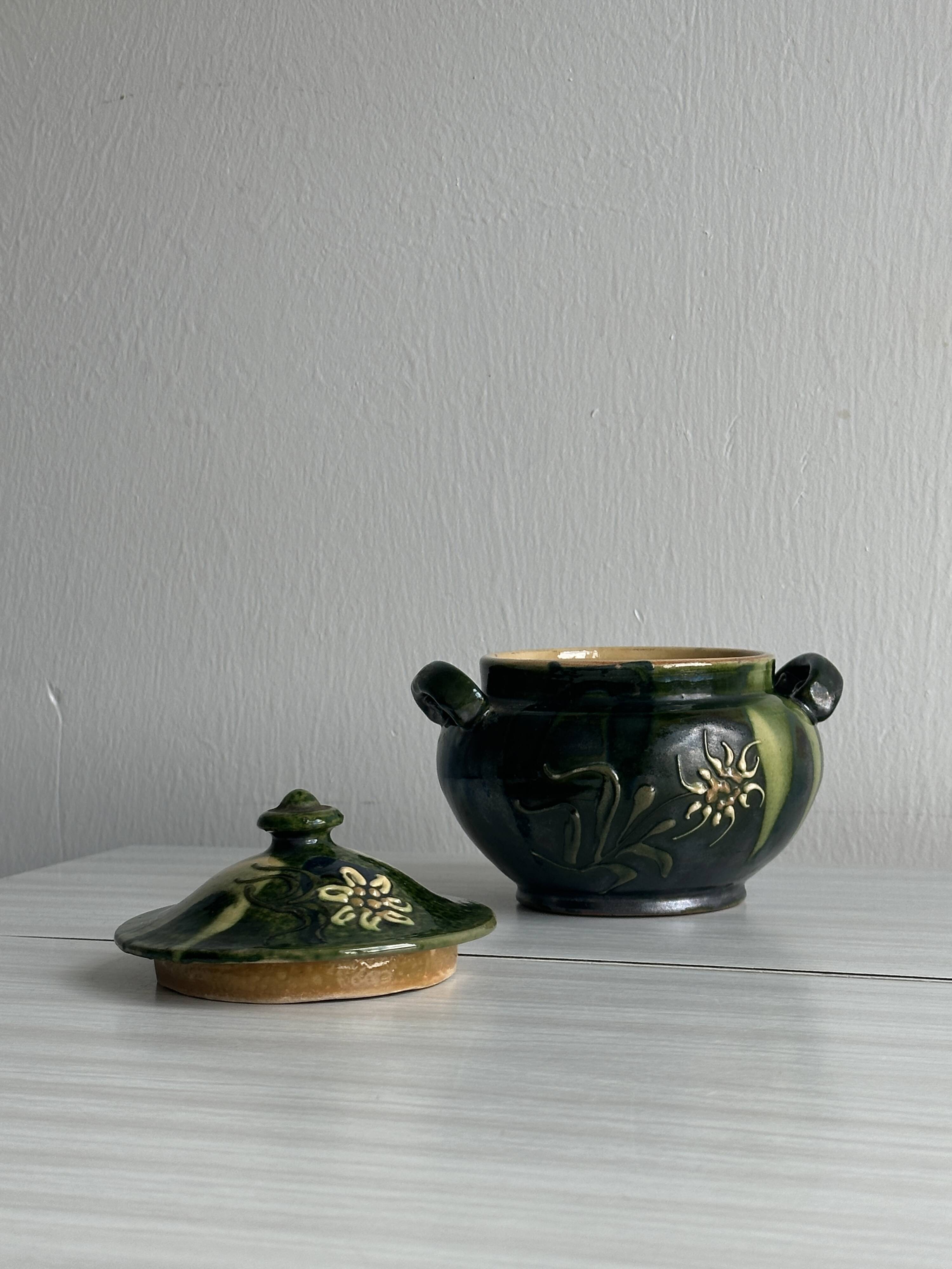 Green ceramic condiment pot