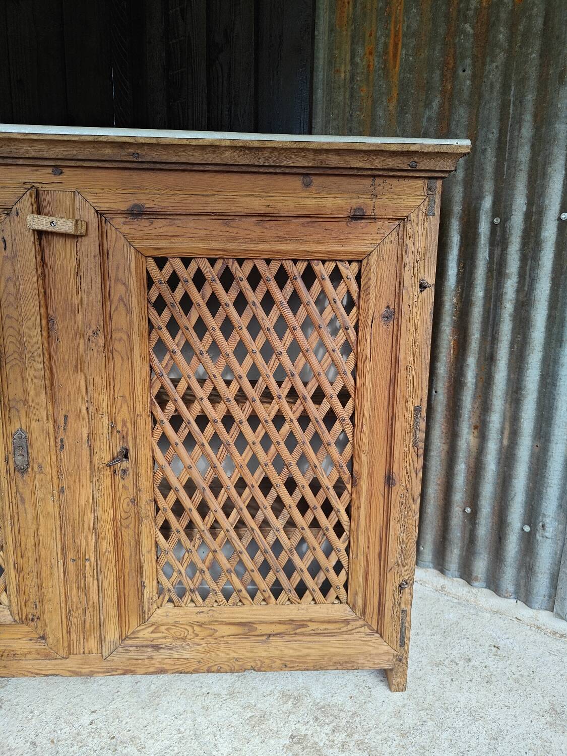 Support buffet in solid pine, zinc top, late 19th century.