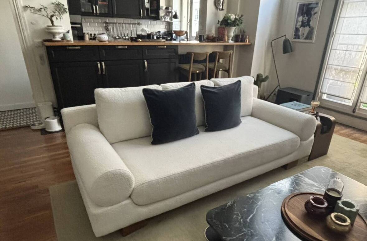 Canapé 3 places Omnight par NV Gallery en tissu bouclette blanche