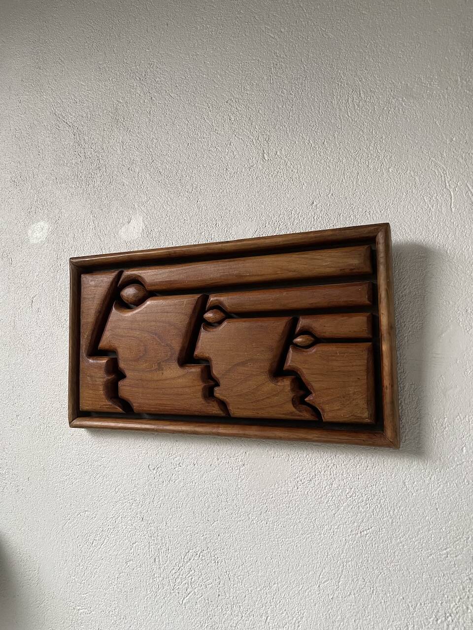 Bas relief cadre bois motifs visages