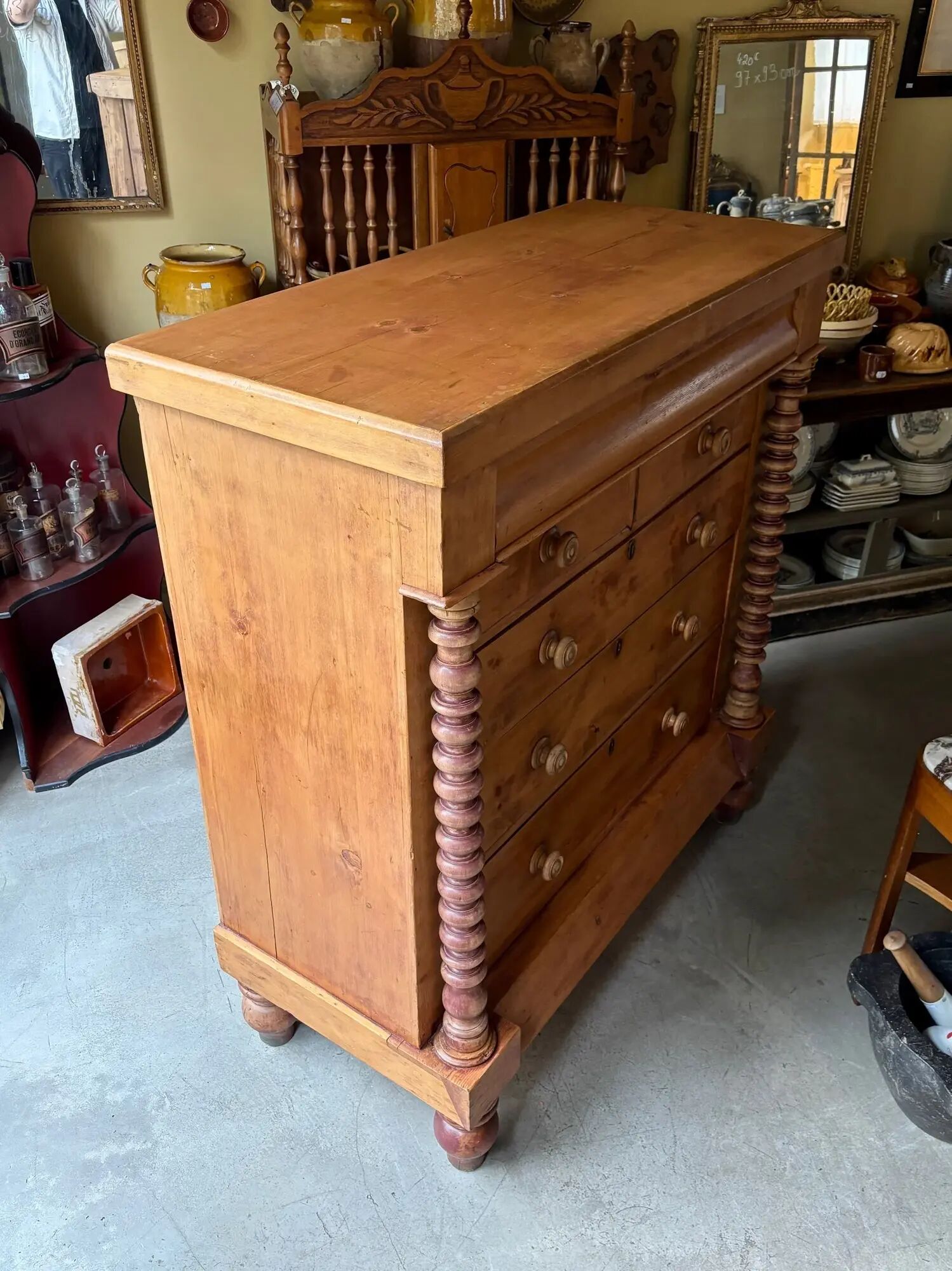Support furniture, 6-drawer chest in turned pitch pine.