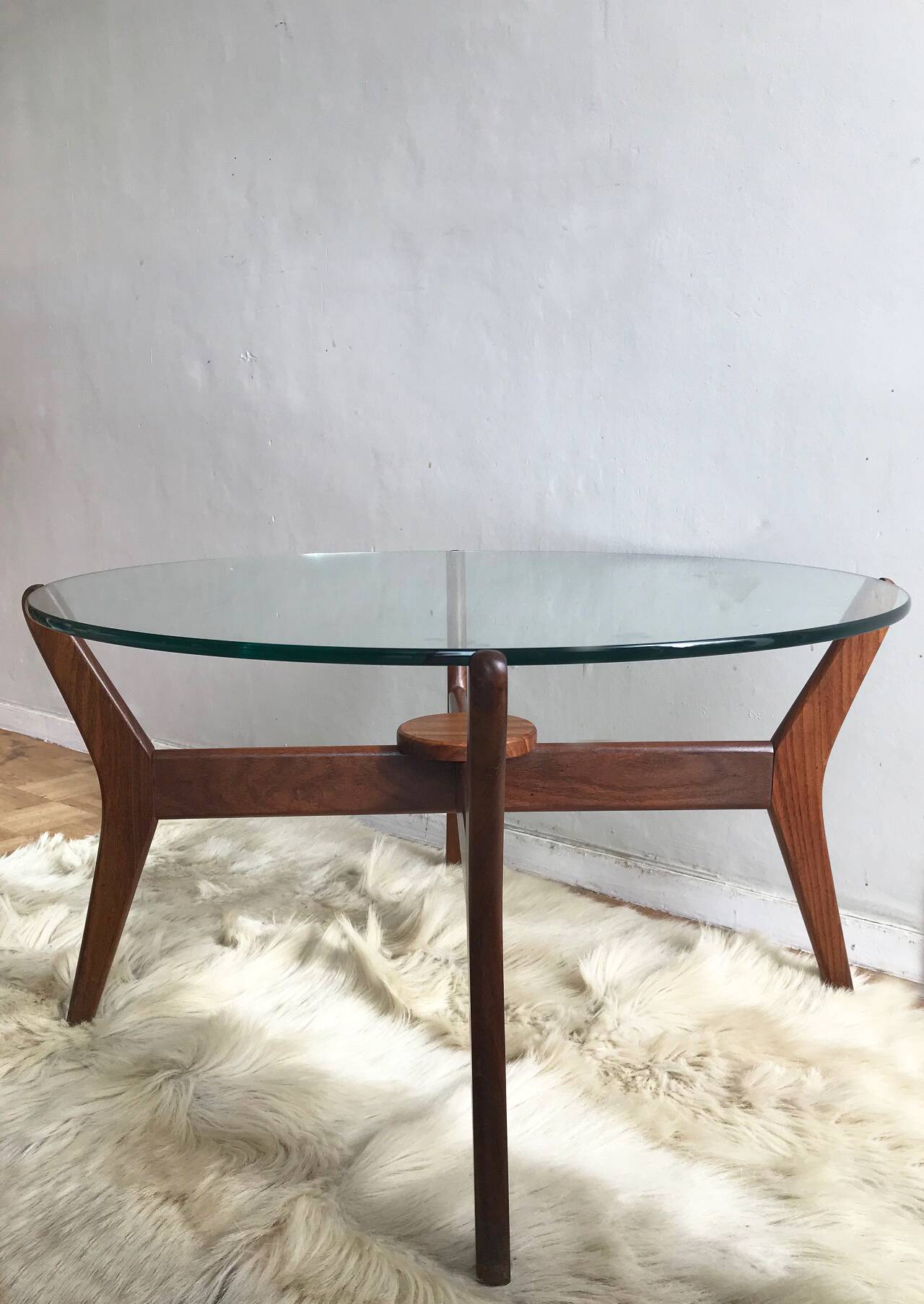 1960s round coffee table in teak and glass