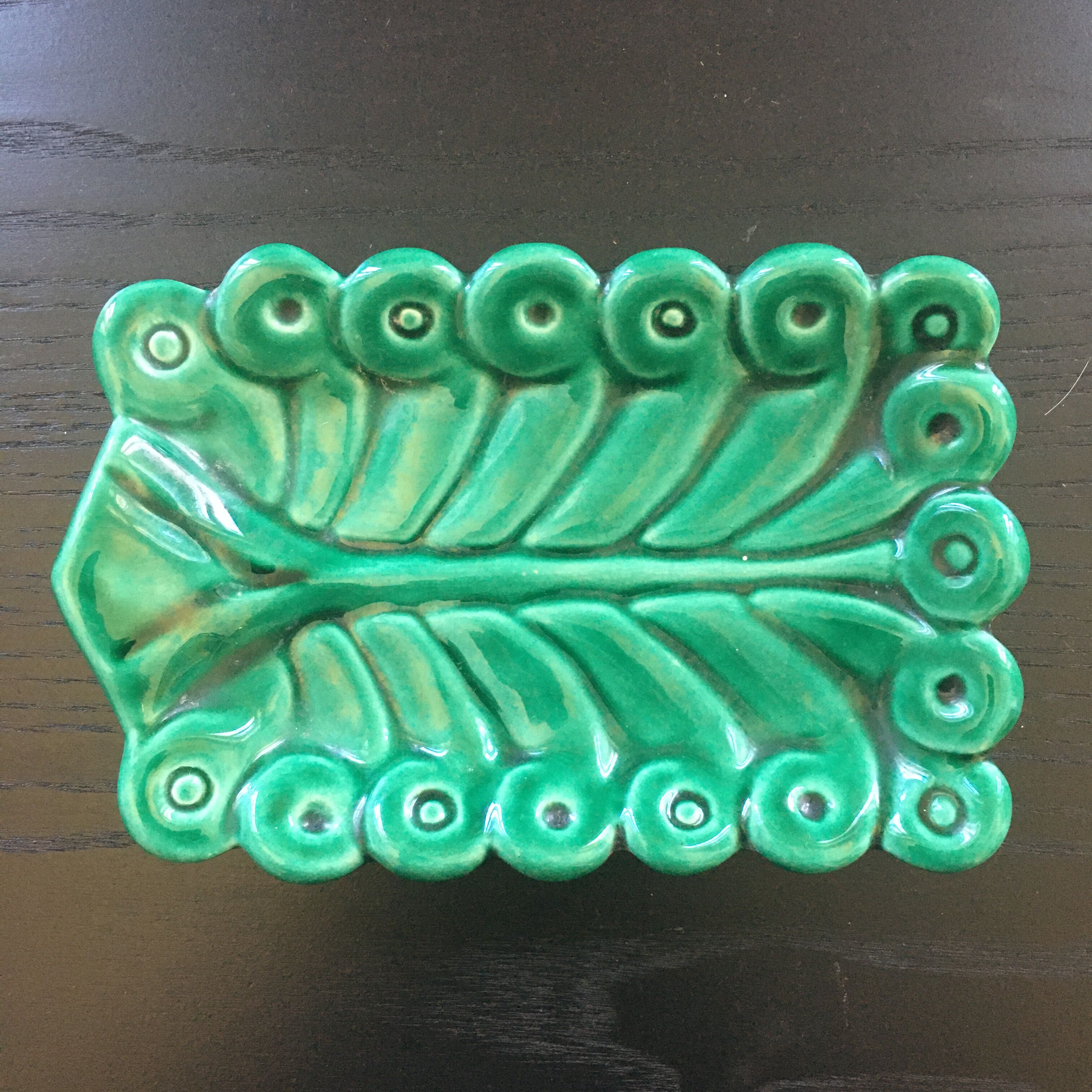 Stylized leaf pocket emptier