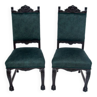 Une paire de chaises anciennes sur pattes de lion, Europe occidentale, vers 1920.