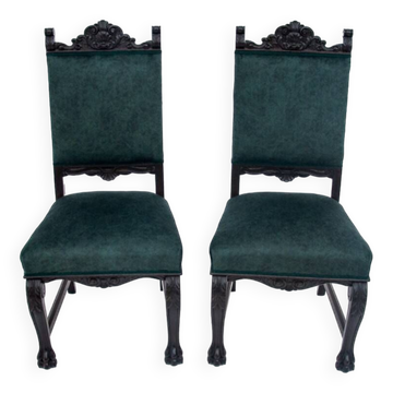 Une paire de chaises anciennes sur pattes de lion, Europe occidentale, vers 1920.