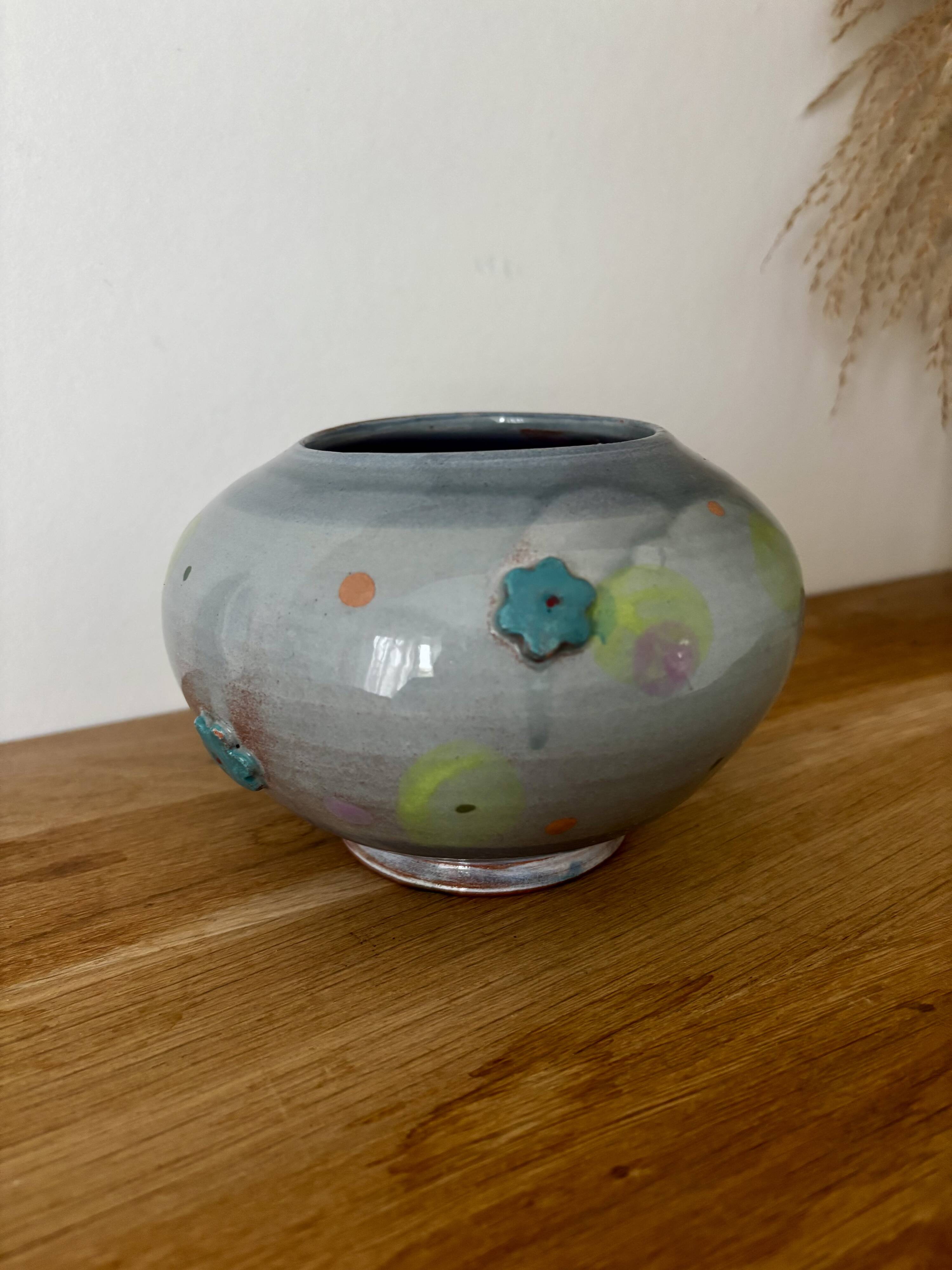 Magnificent pot or vase, handcrafted pottery with flowers, signed on the back.