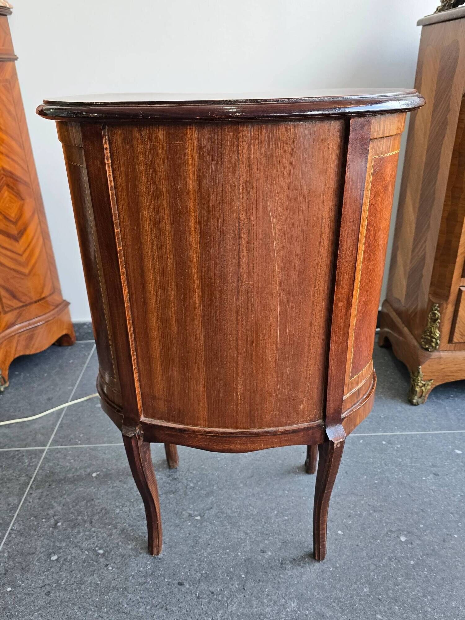 Commode galbée demi-lune en marqueterie – style Louis XV, fin XIXe siècle