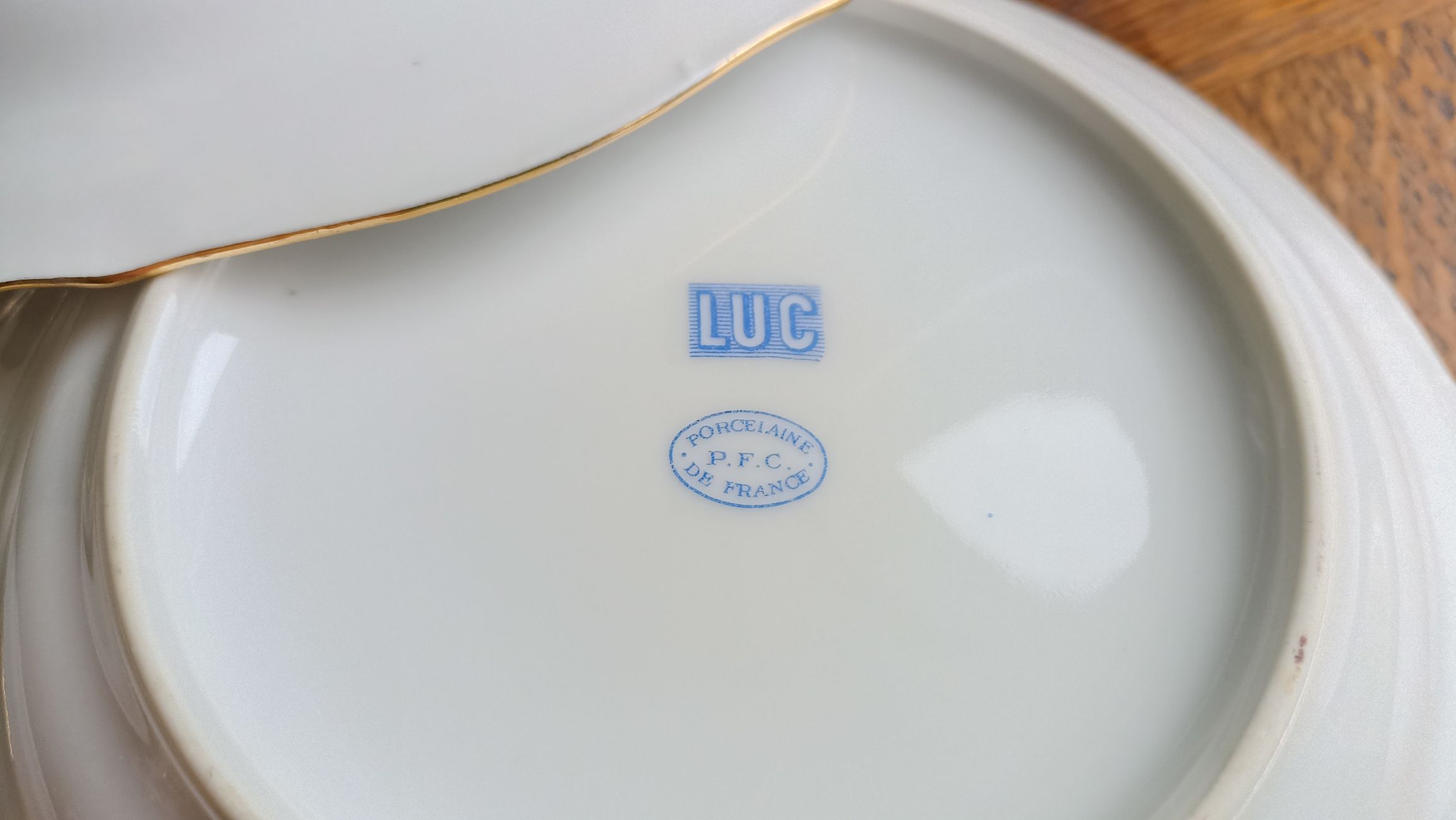 12 semi-hollow plates in Vierzon porcelain decorated with flowers and gilding