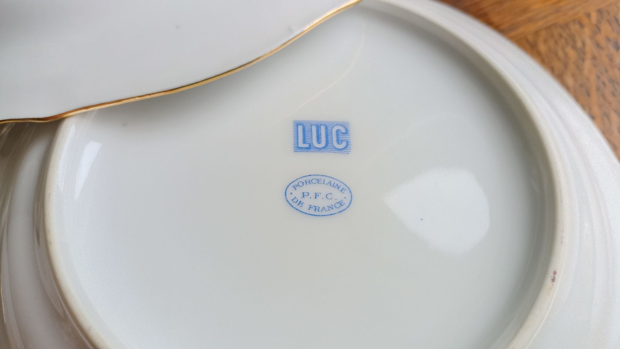 12 semi-hollow plates in Vierzon porcelain decorated with flowers and gilding