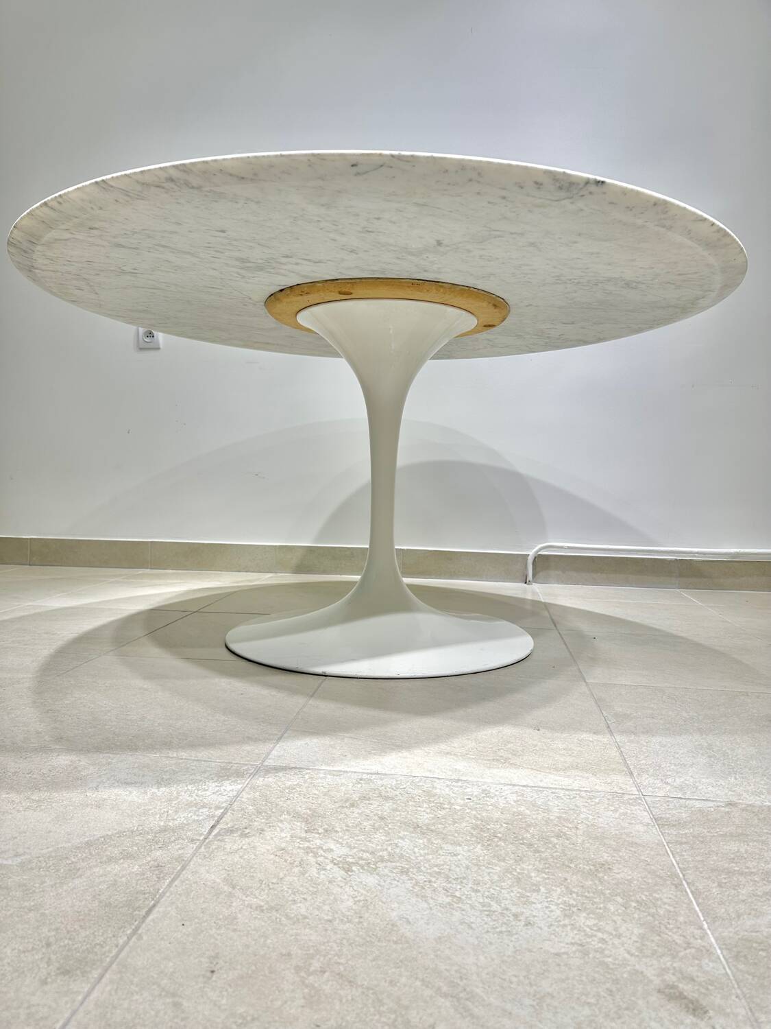 Knoll Saarinen Tulip Table 137cm in marble