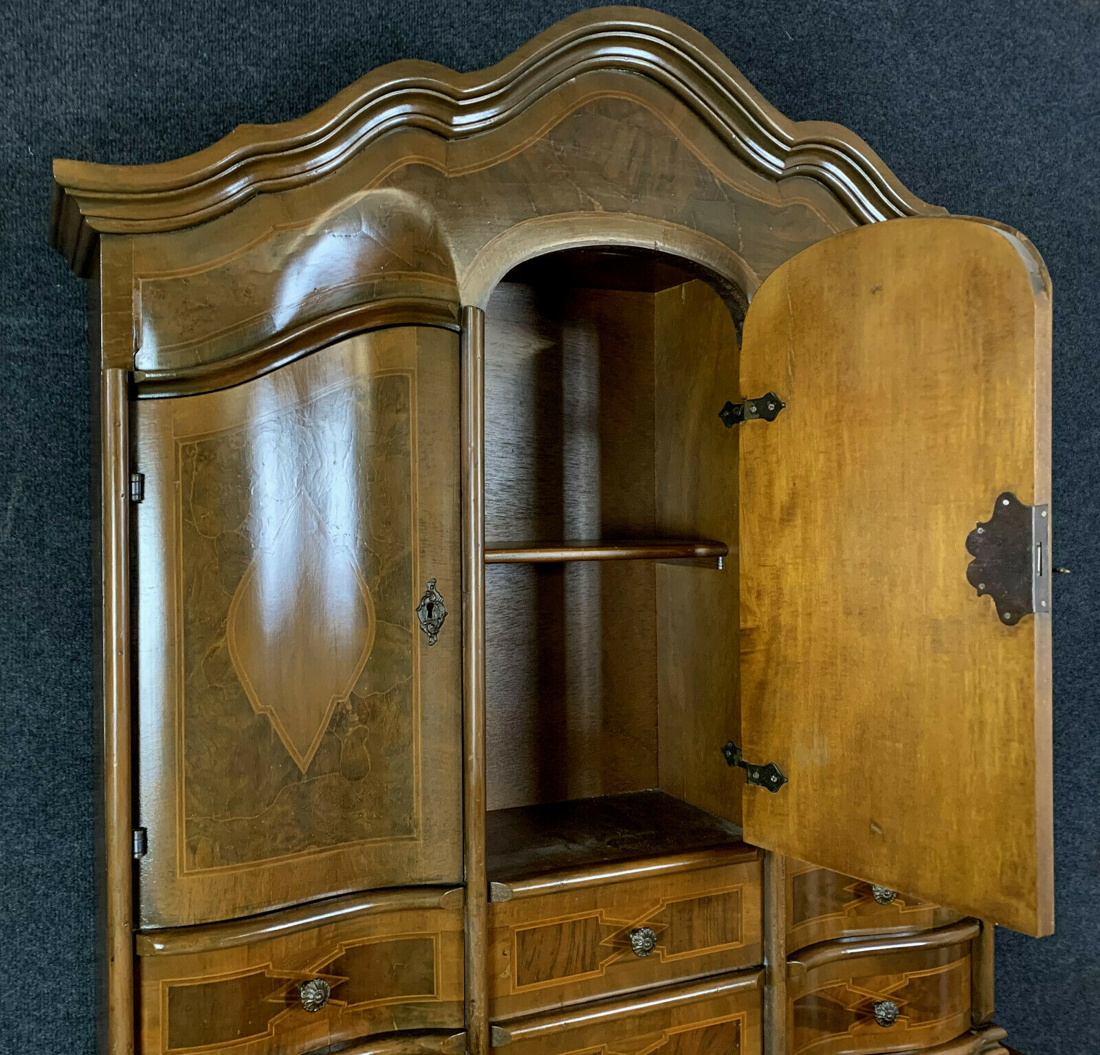 Italian cabinet Louis XV has crossbow façade in walnut and mark