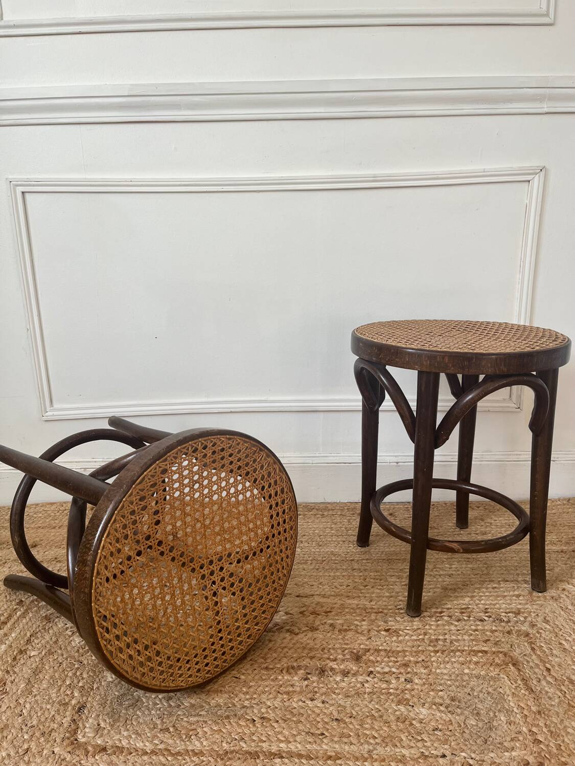 Paire de tabourets viennois bois courbe et cannage années 50