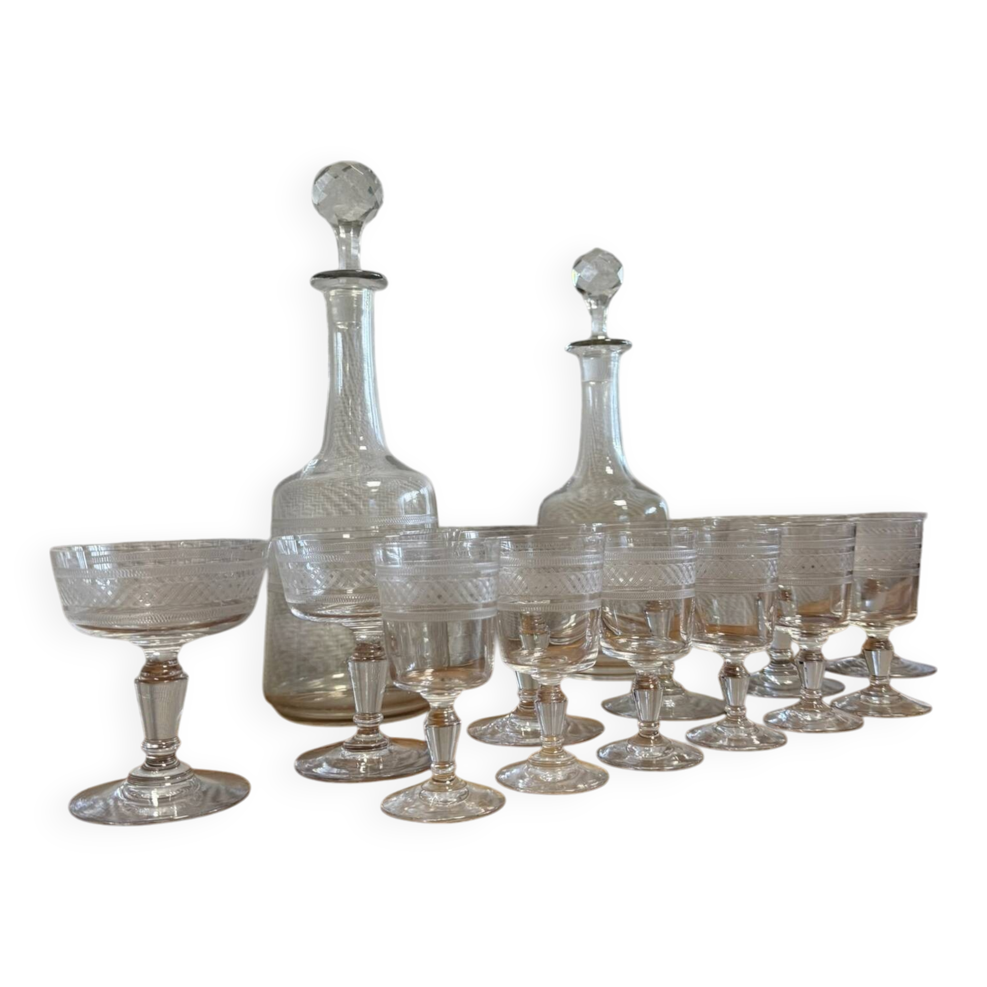 Service en cristal gravé comprenant 12 verres et 2 carafes