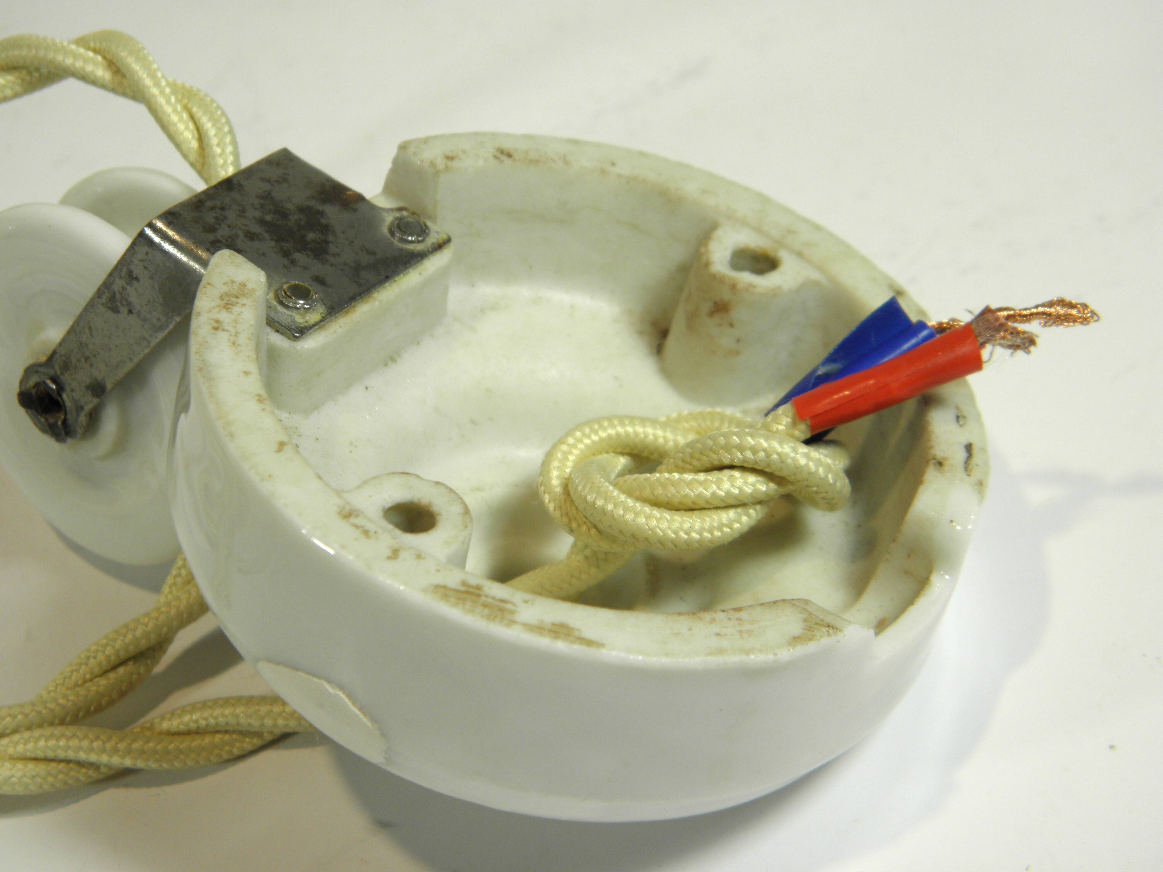 "Rise and fall" suspension in opaline and porcelain