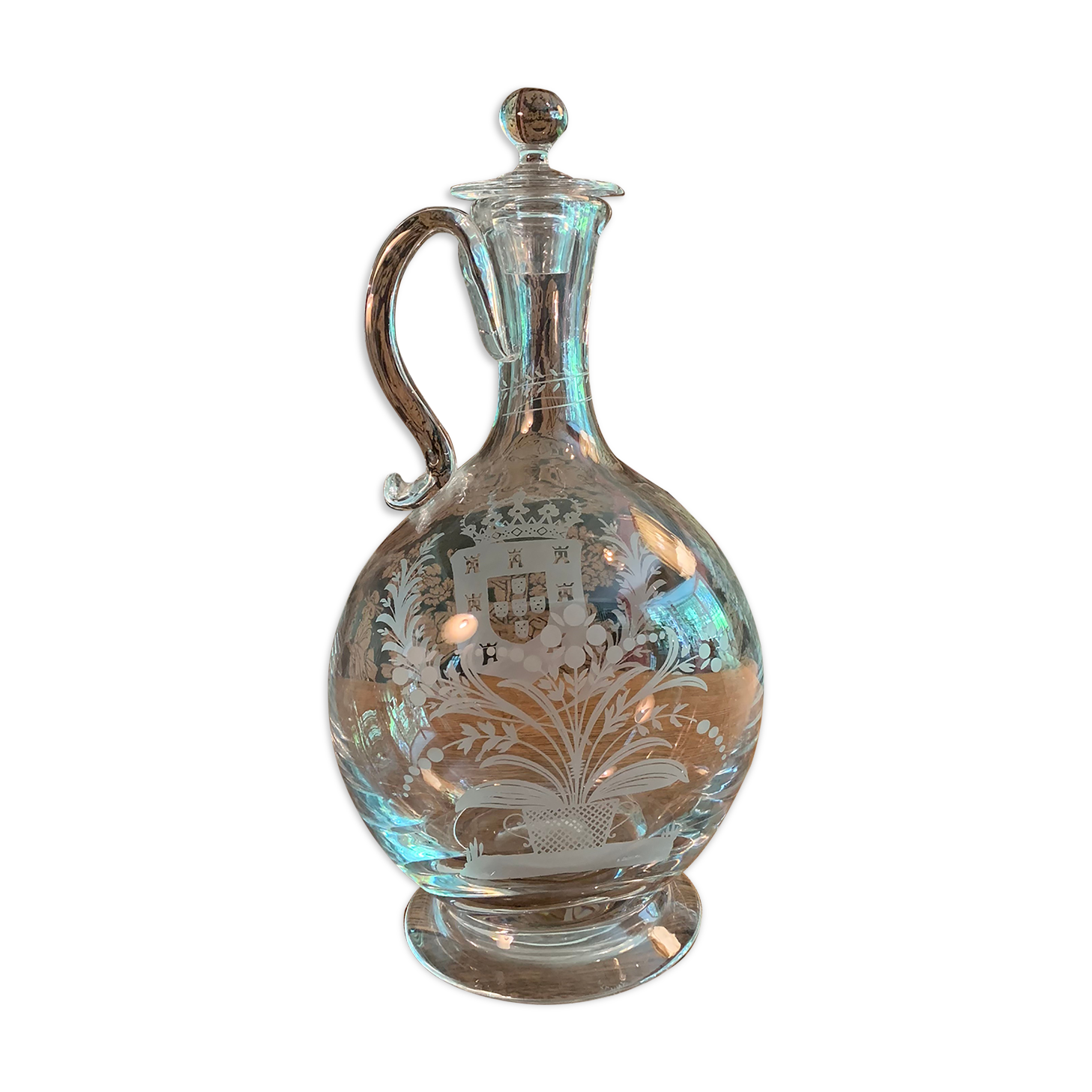 Carafe engraved with the coat of arms of Portugal