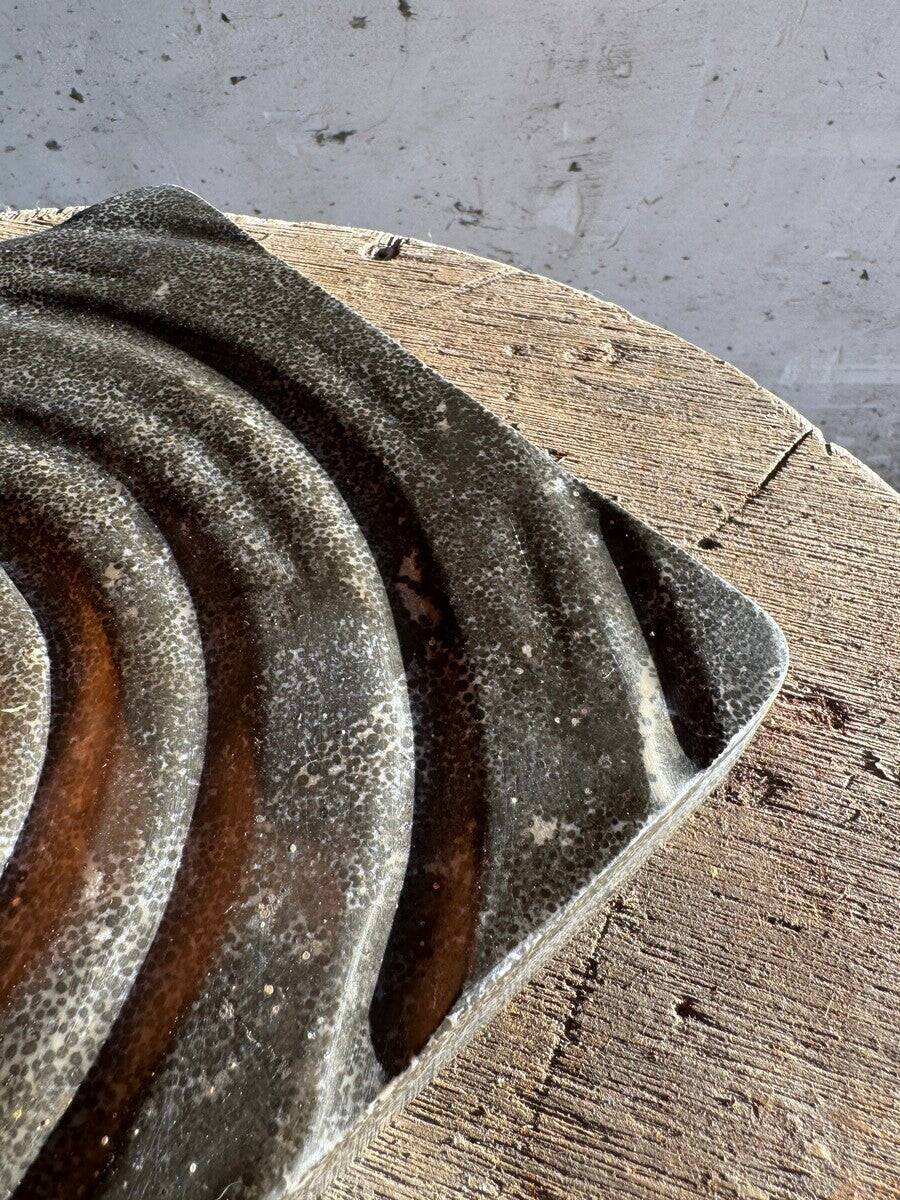 Walter De Buck "Het Hand" — Red-brown Wood Hand Sculpture on Dark Grey Concrete Base (1980)
