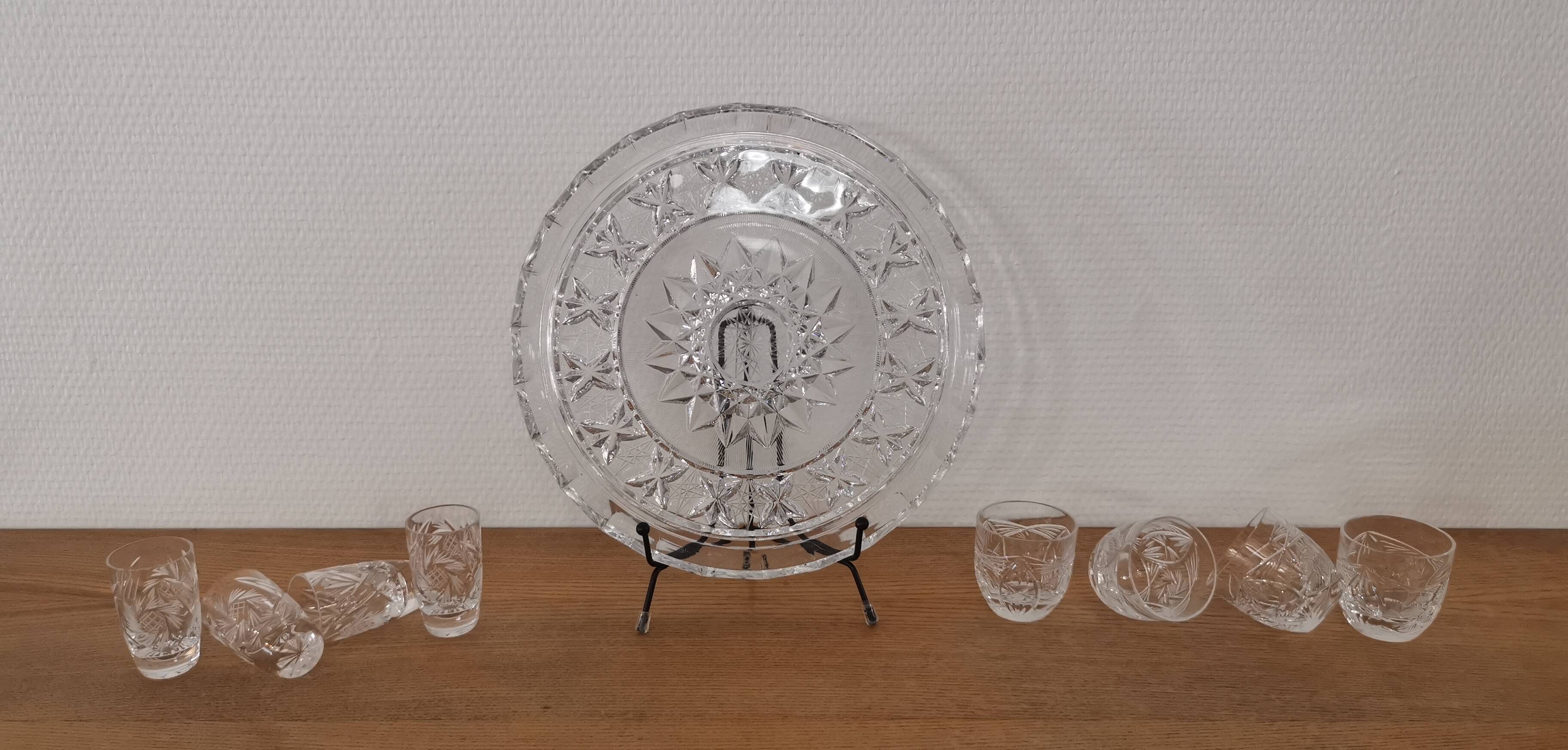 Presentation service 8 glasses and its Bohemian Cristal style dish