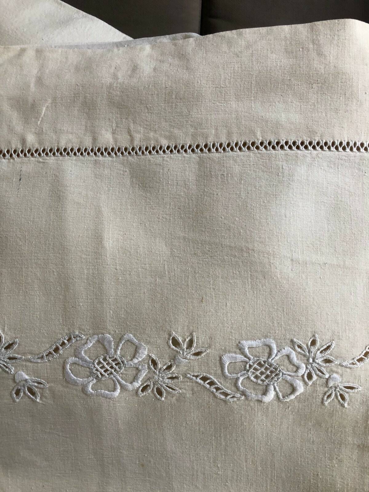 drap ancien brodé motif fleurs