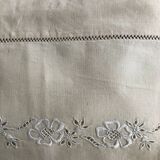 drap ancien brodé motif fleurs