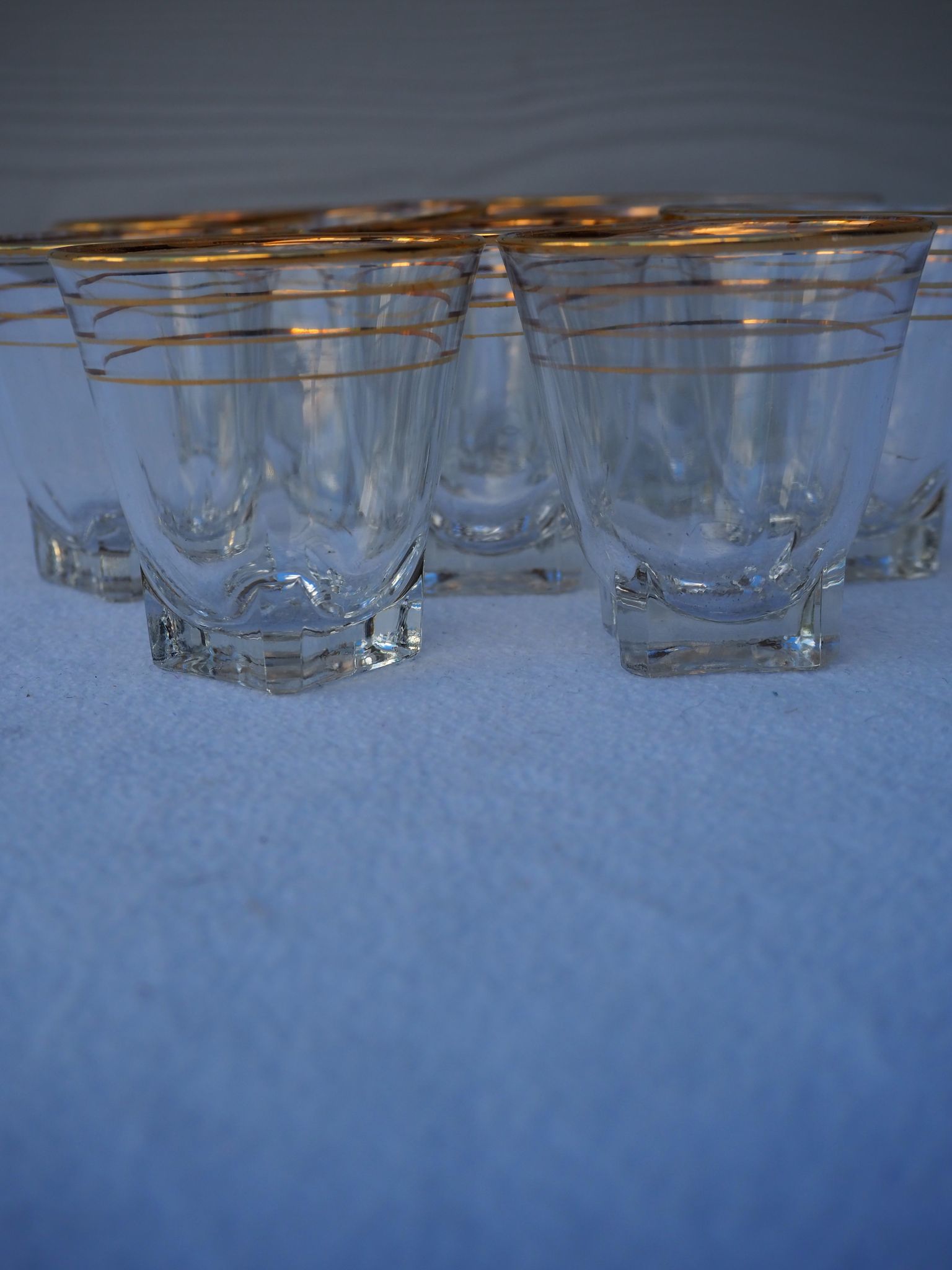 Golden liqueur service from the 1950s-1960s and its 12 glasses.