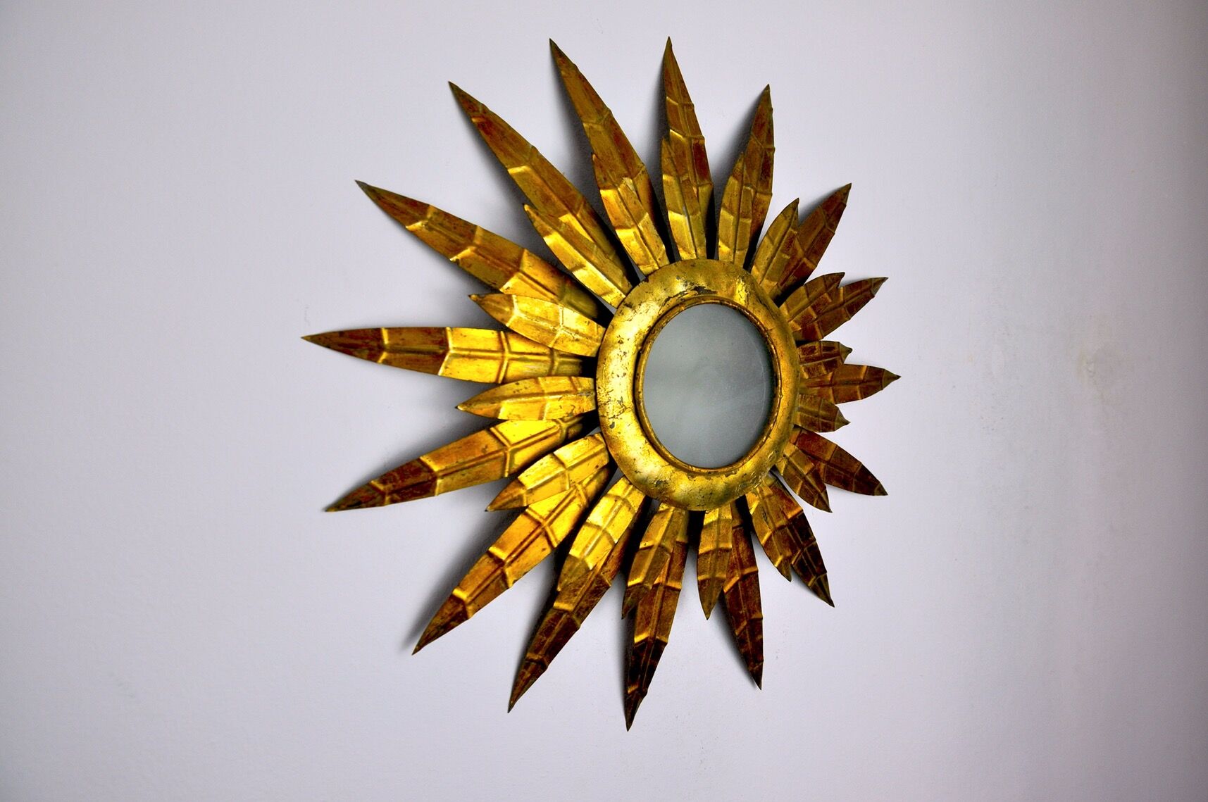 Applique florale soleil brutaliste, métal doré, Italie, 1970