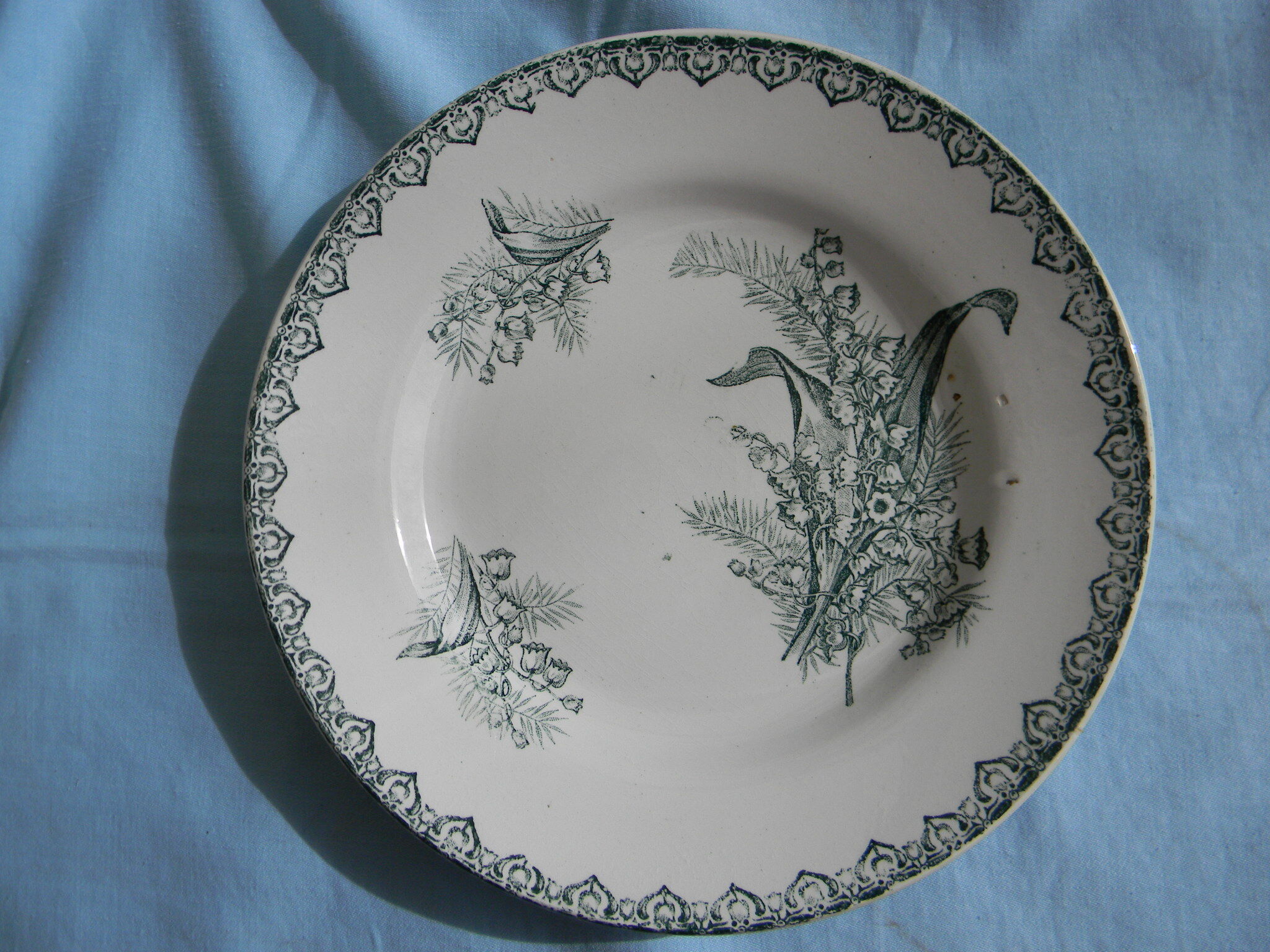 Miscellaneous set of 4 old flat earthenware plates.