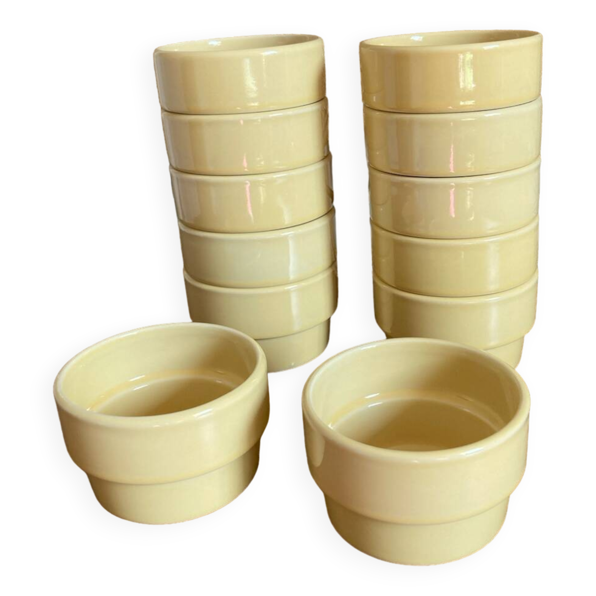 Set of 12 high-resistance stoneware ramekins.