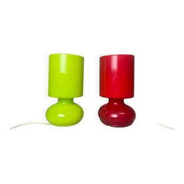 Paire de lampes de table en verre rouges et vertes.