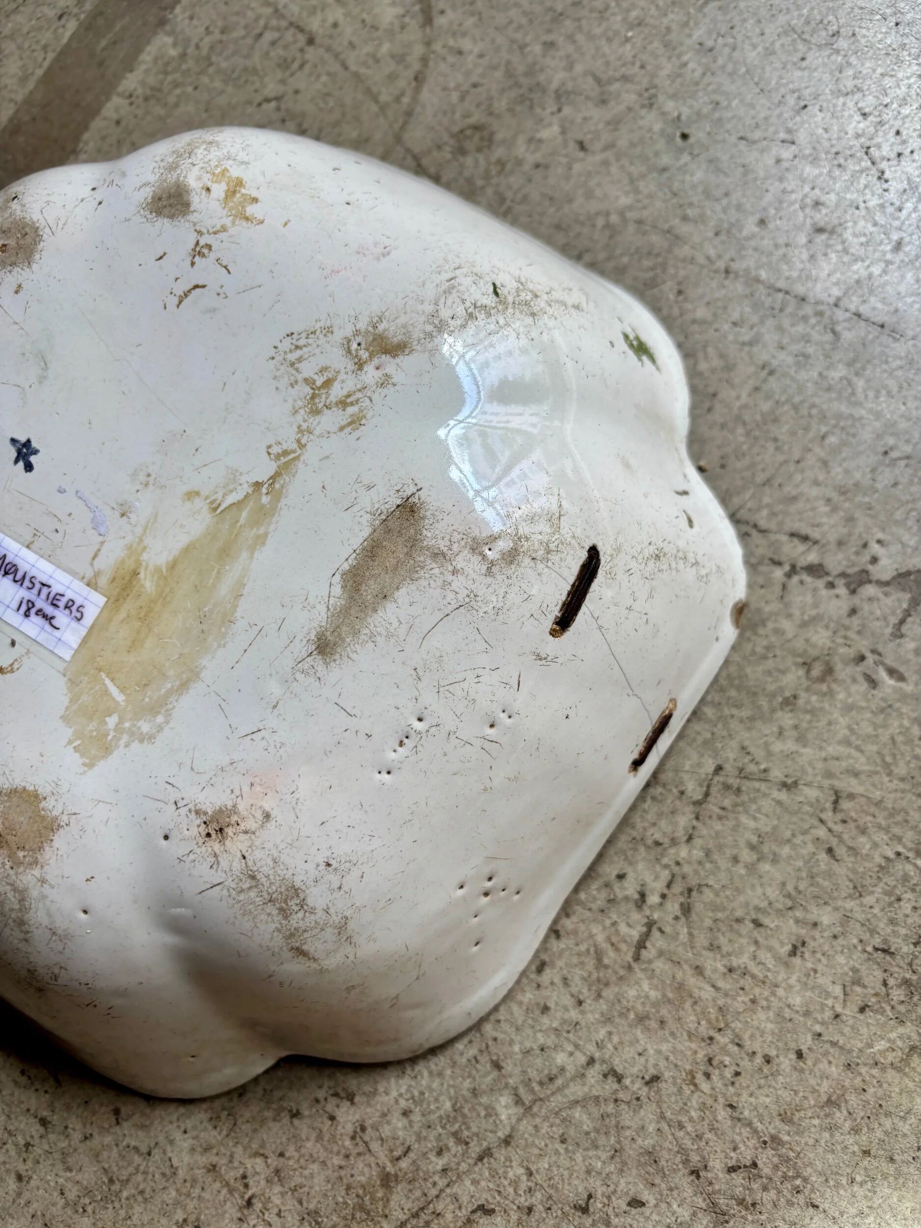 Moustiers salad bowl in cream and green earthenware, 18th century.