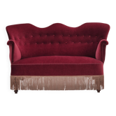 Canapé 2 places danois des années 1950, velours d'ameublement rouge cerise, bois de frêne.