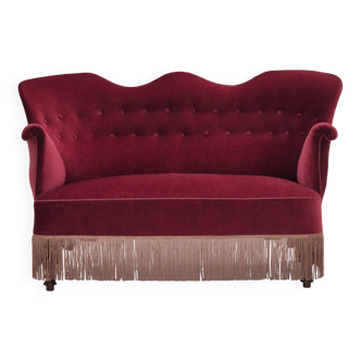 Canapé 2 places danois des années 1950, velours d'ameublement rouge cerise, bois de frêne.