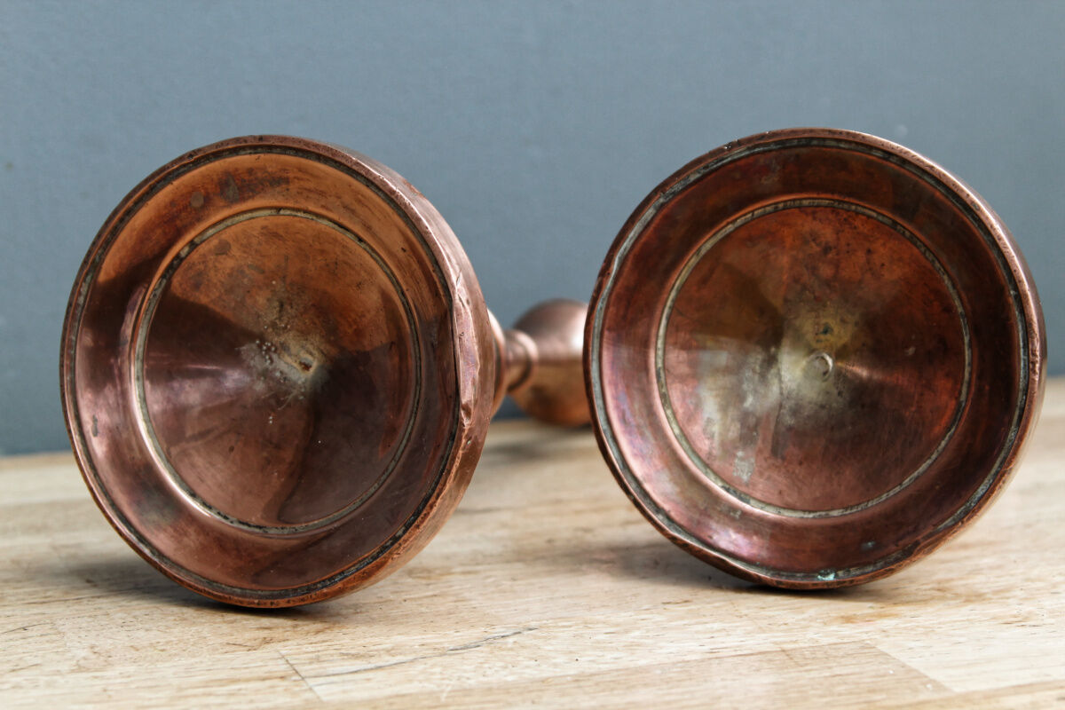 Paire de bougeoirs anciens, en cuivre