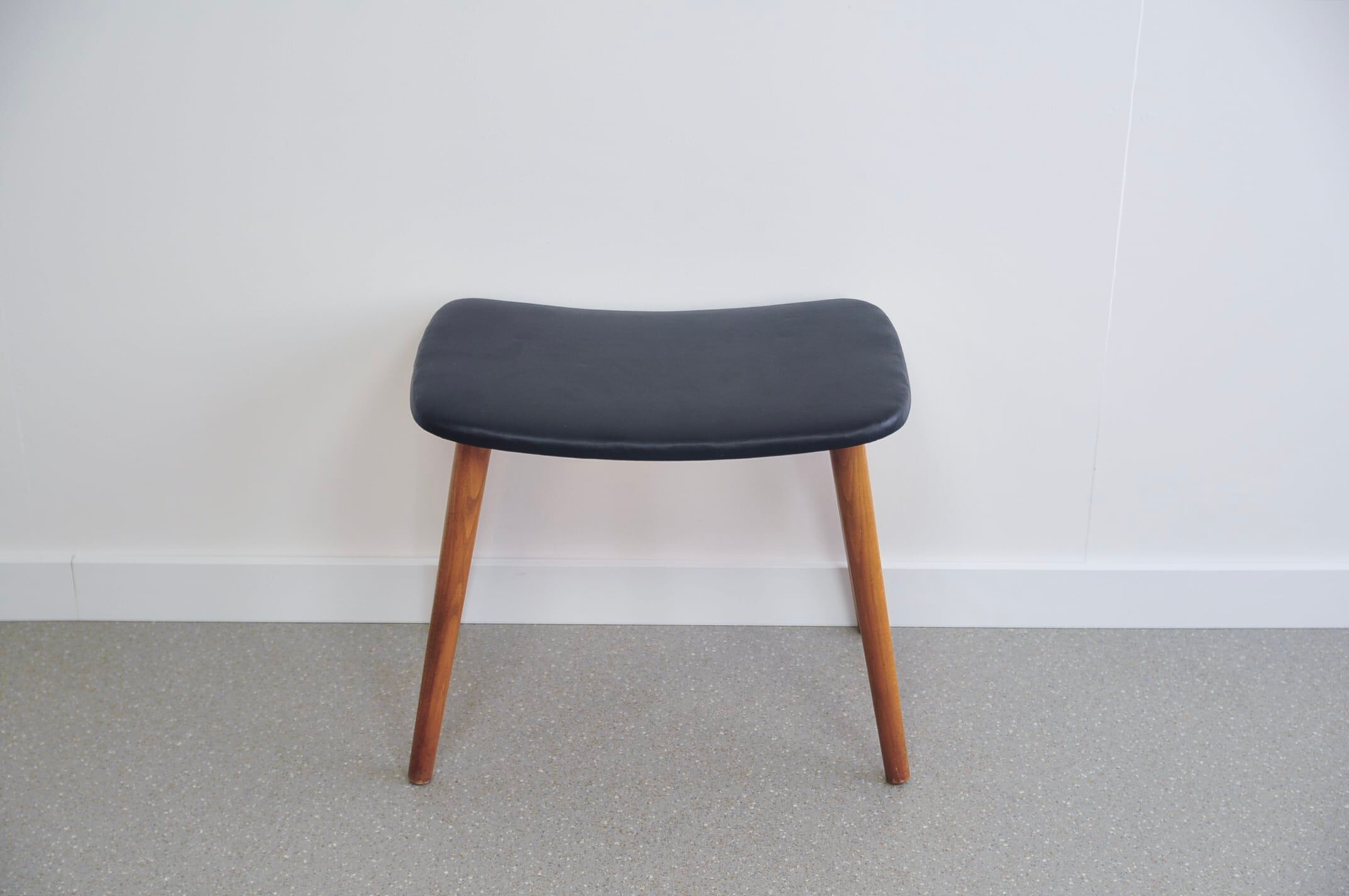 Tabouret en teck et cuir noir