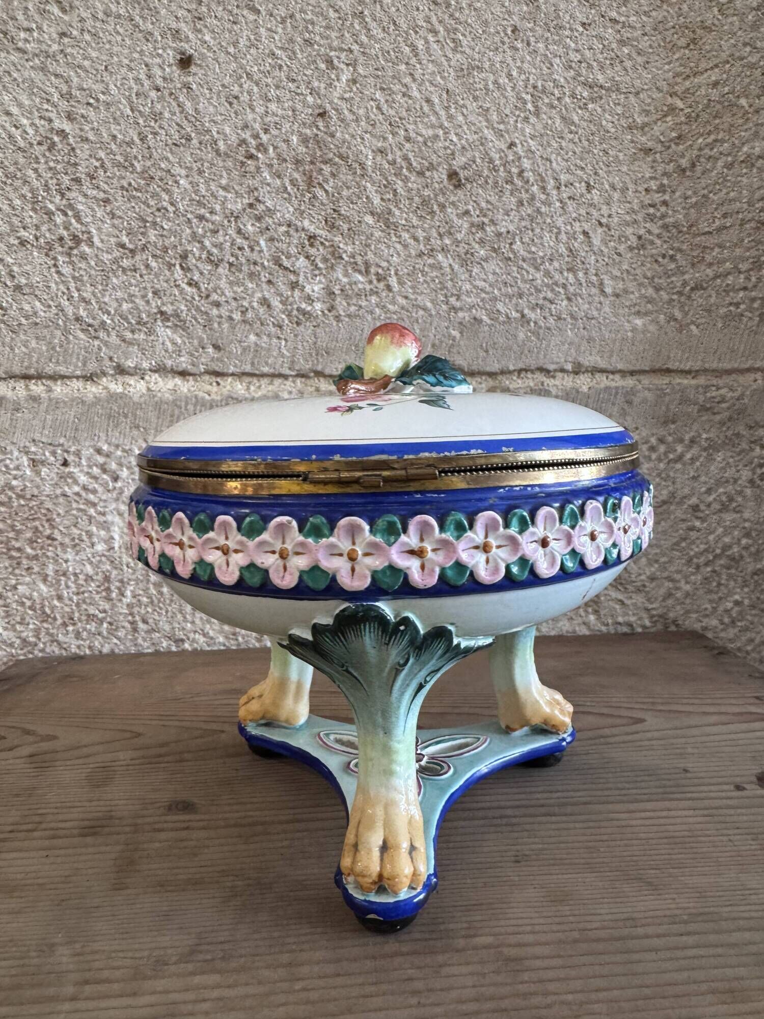 Fine porcelain bonbonnière attributed to Jules Vieillard, Bordeaux.