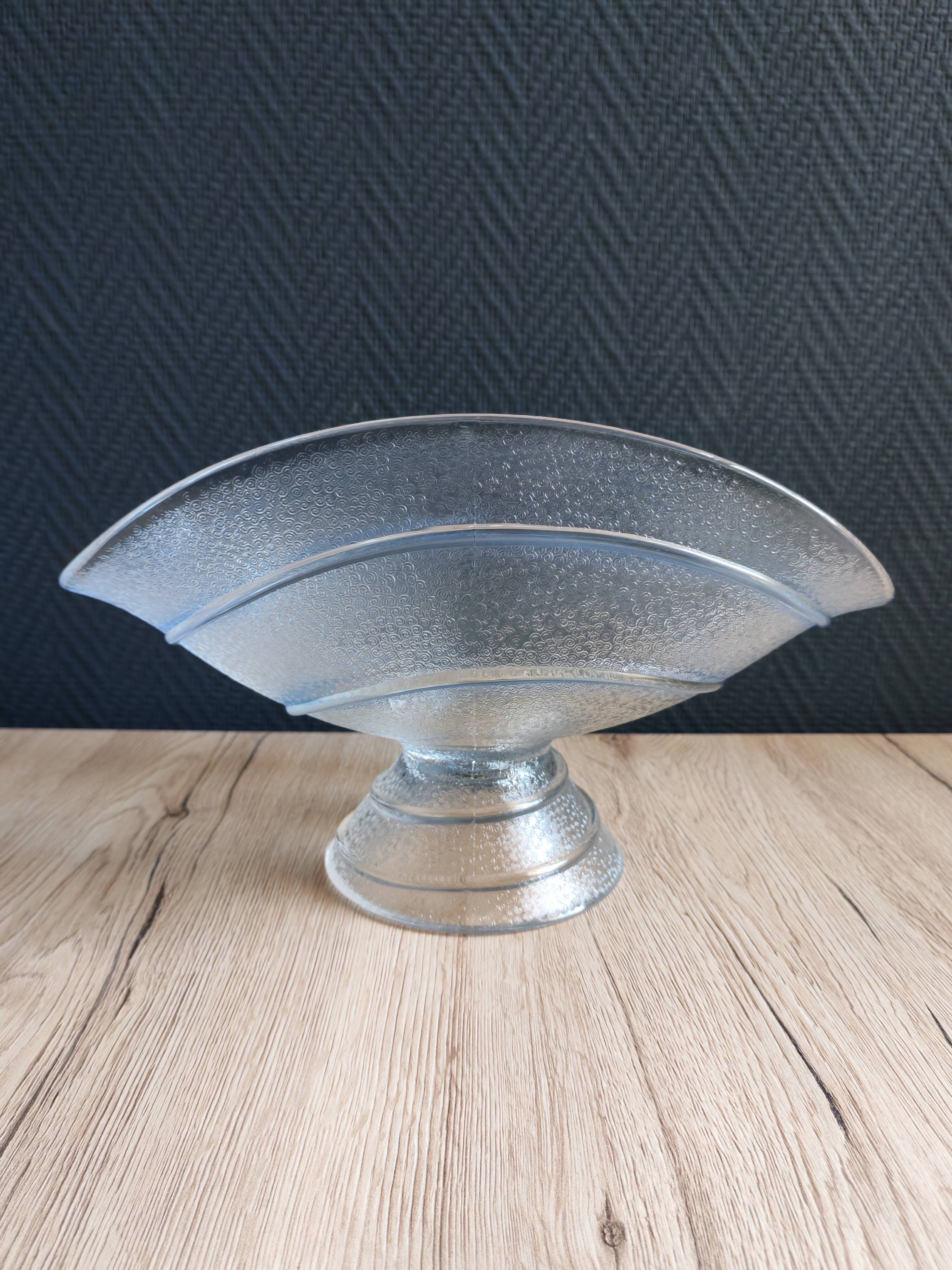 Coupe en verre moulé pressé Art Déco bleu glacé