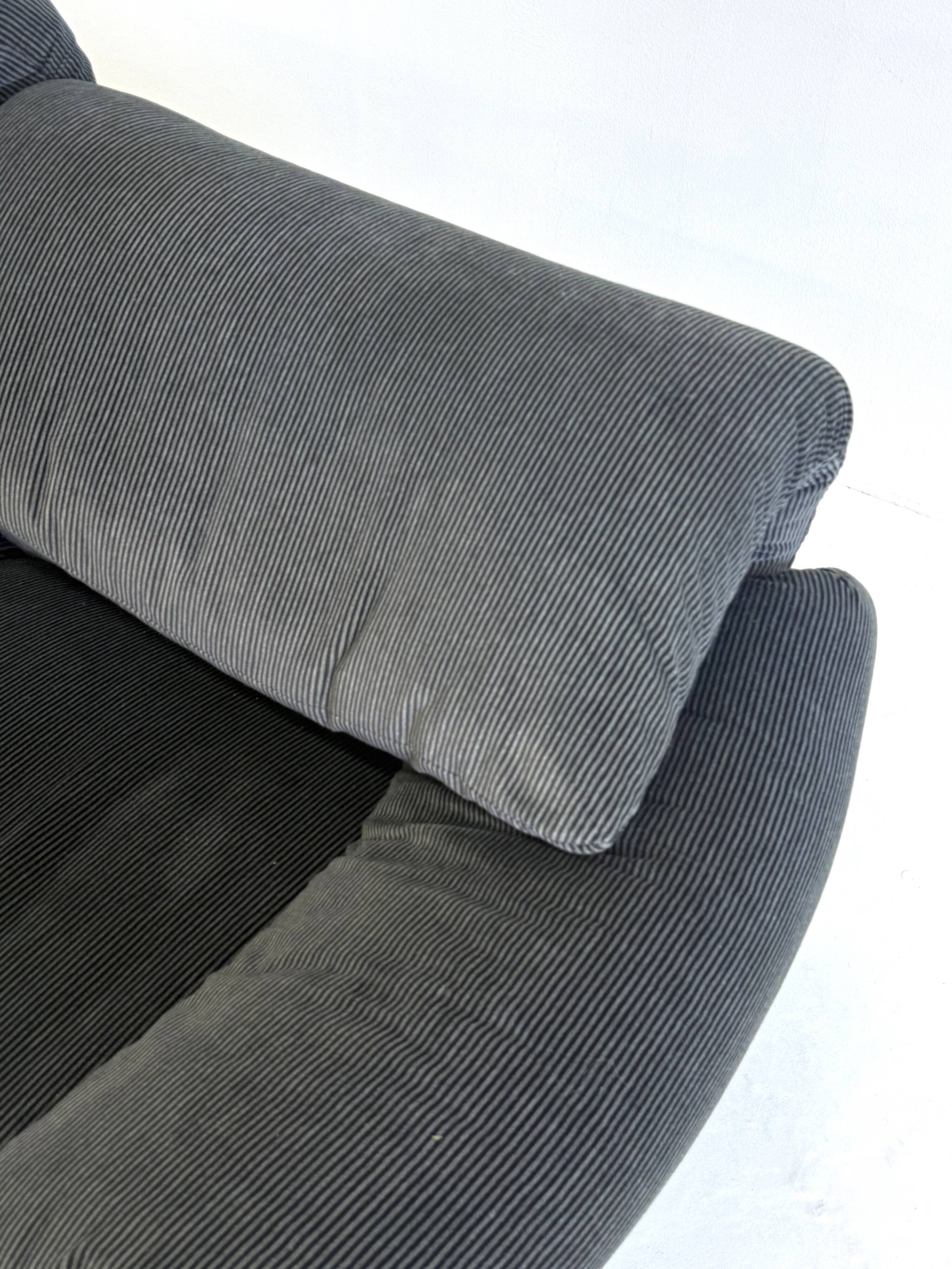 Cassina Maralunga 2 places noir-gris par Vico Magistretti