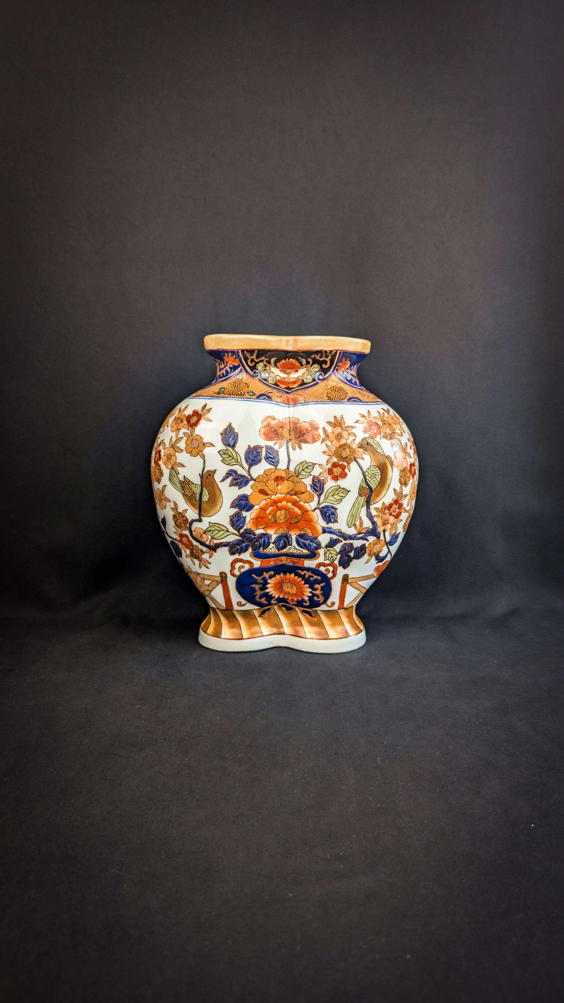 Chinese polychrome porcelain vase, Imari style, polybious shape, 20th century