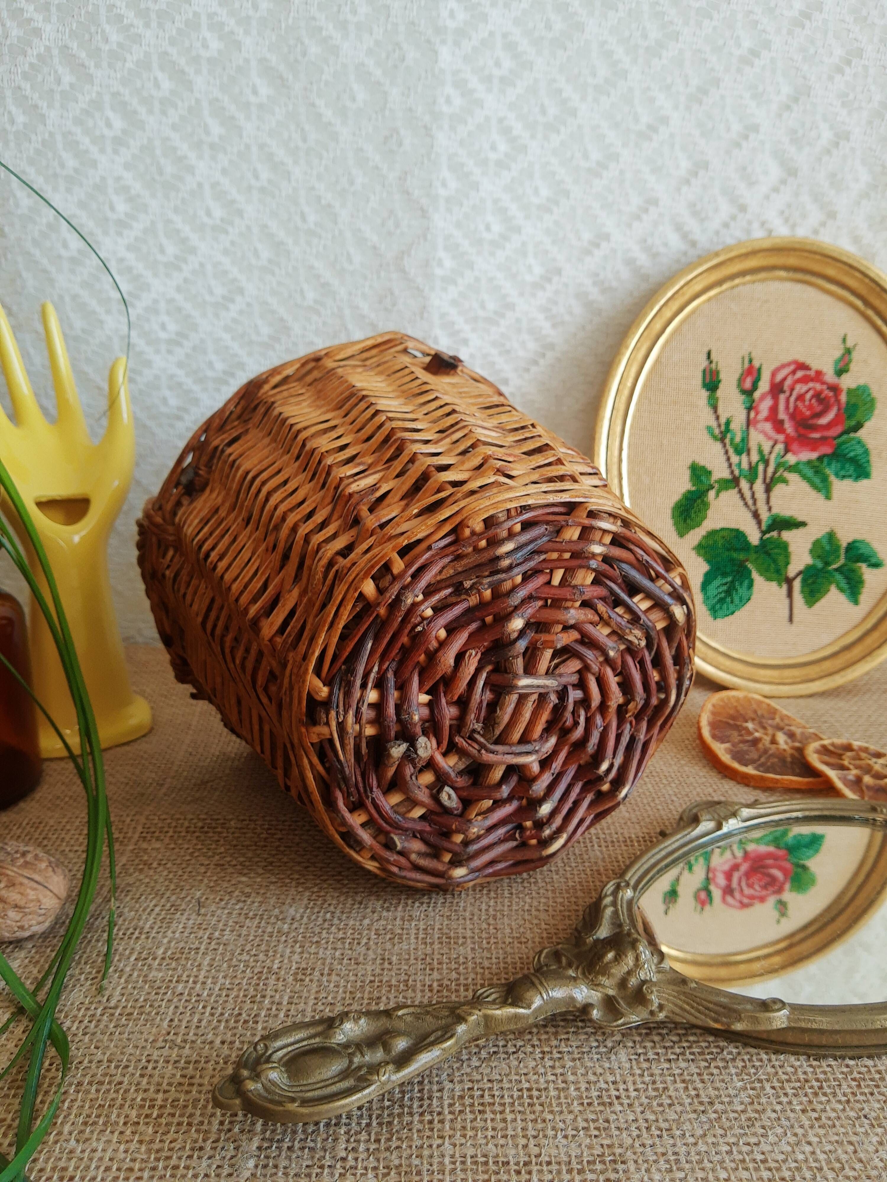 Small canister demijohn in glass circled with wicker - vintage