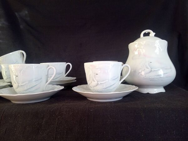 Limoges, Camille Tharaud - Service à café pour 8 pers. en porcelaine de Limoges, décor ''Cygne