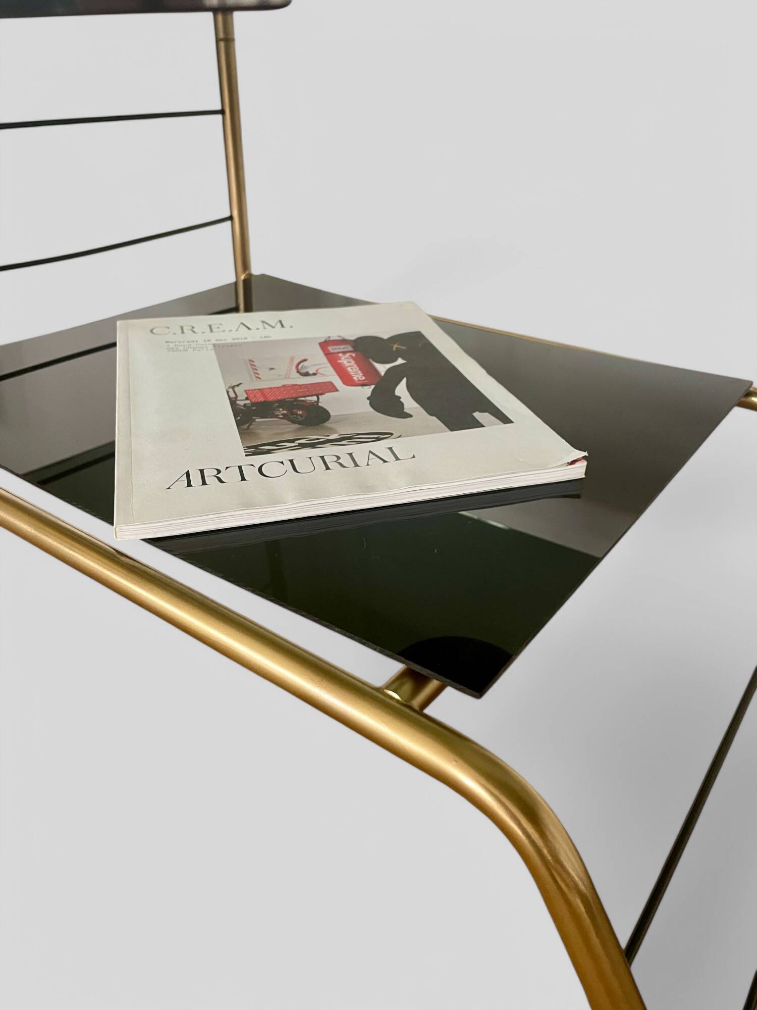 Table basse moderniste en métal et verre fumé