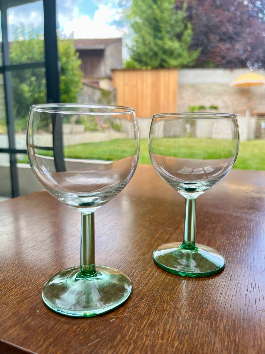Paire de verres à pied verts – style vintage rustique