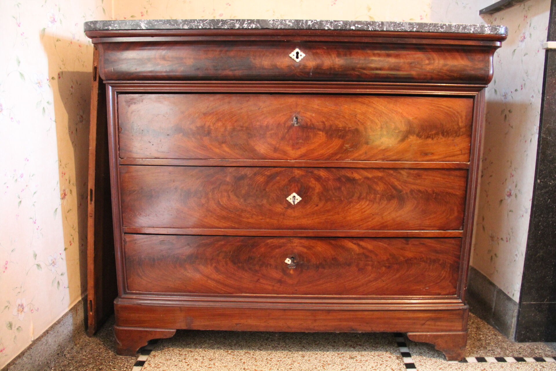 Louis Philippe chest of drawers, 19th century, in mahogany, Sainte-Anne marble