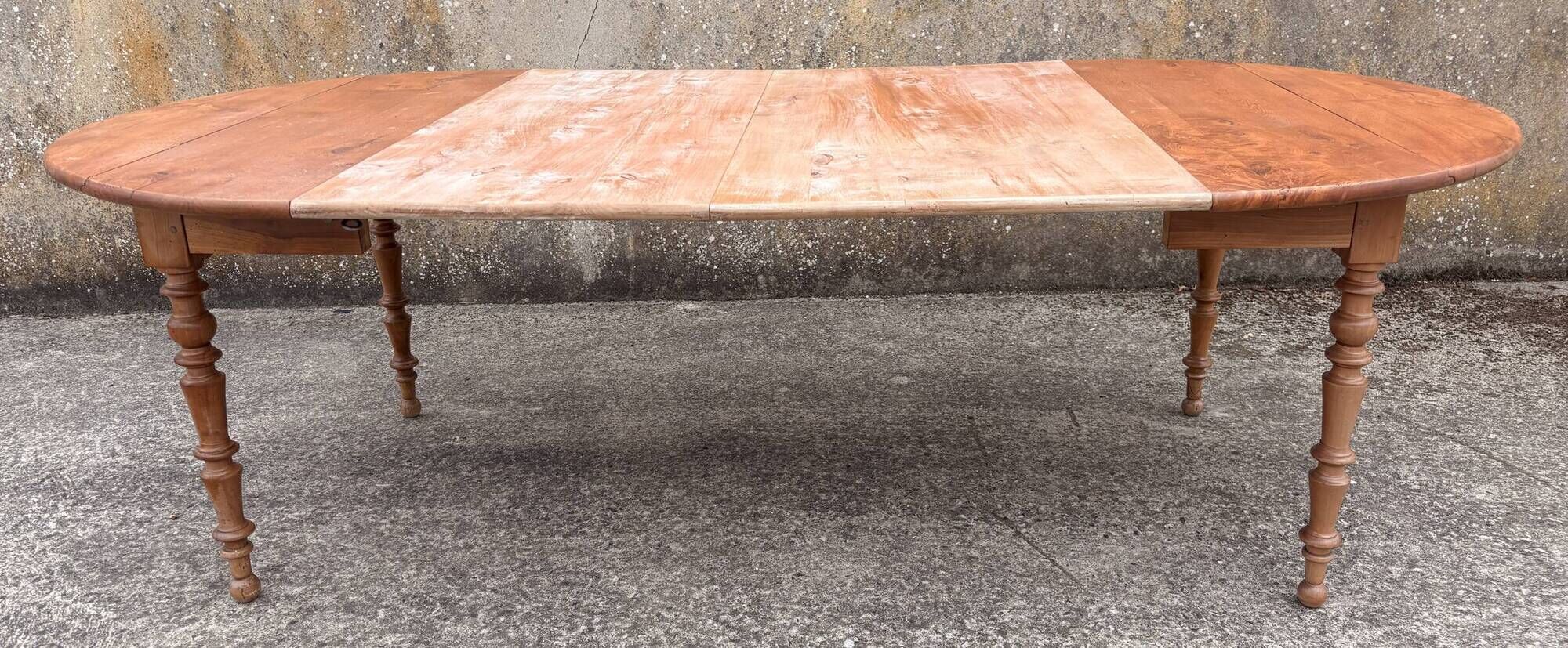 Round solid oak table with extensions, cabinetmaker's sliding mechanism,