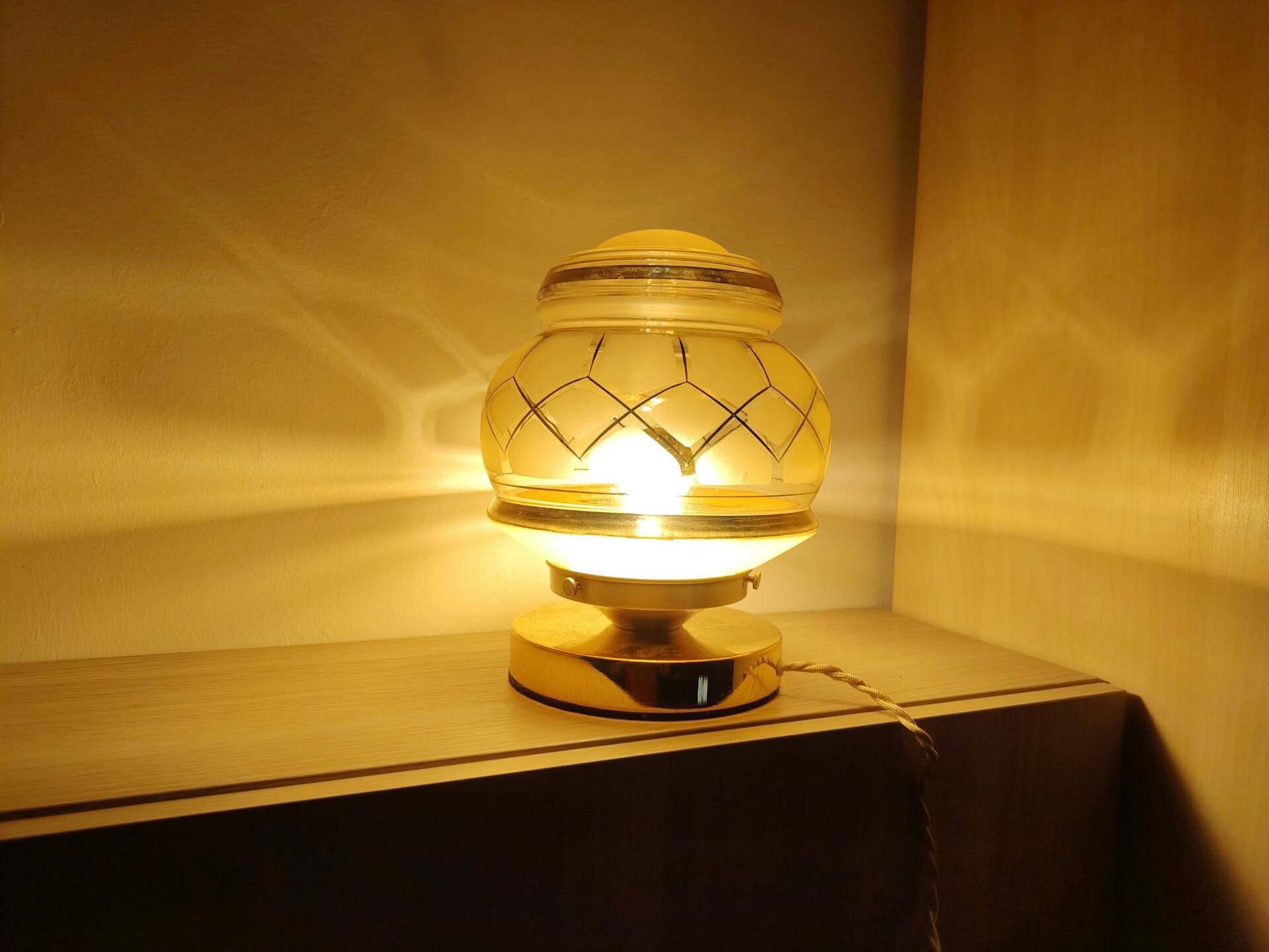 Gold table lamp in Art Deco glasswork