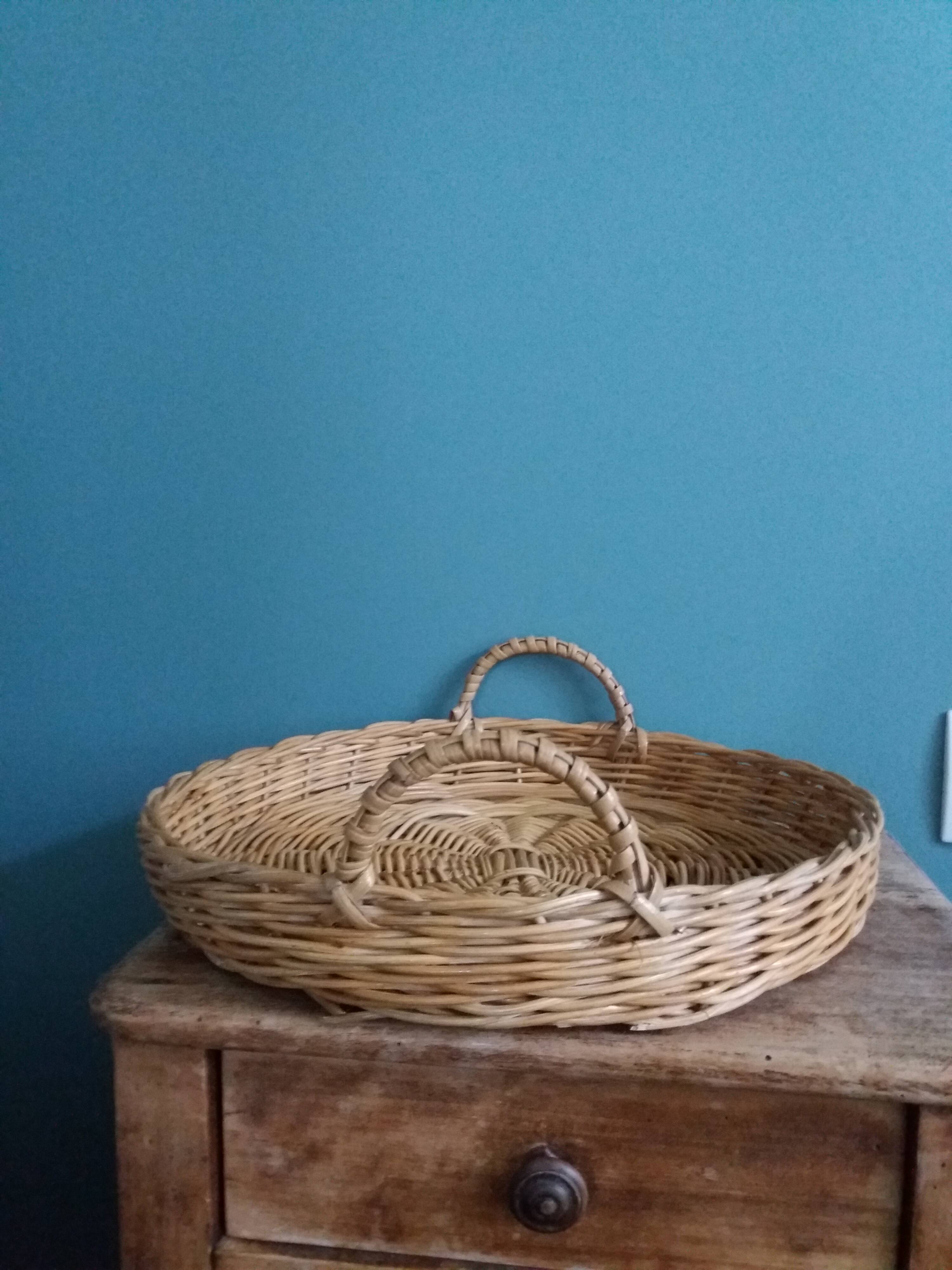 Round wicker tray basket