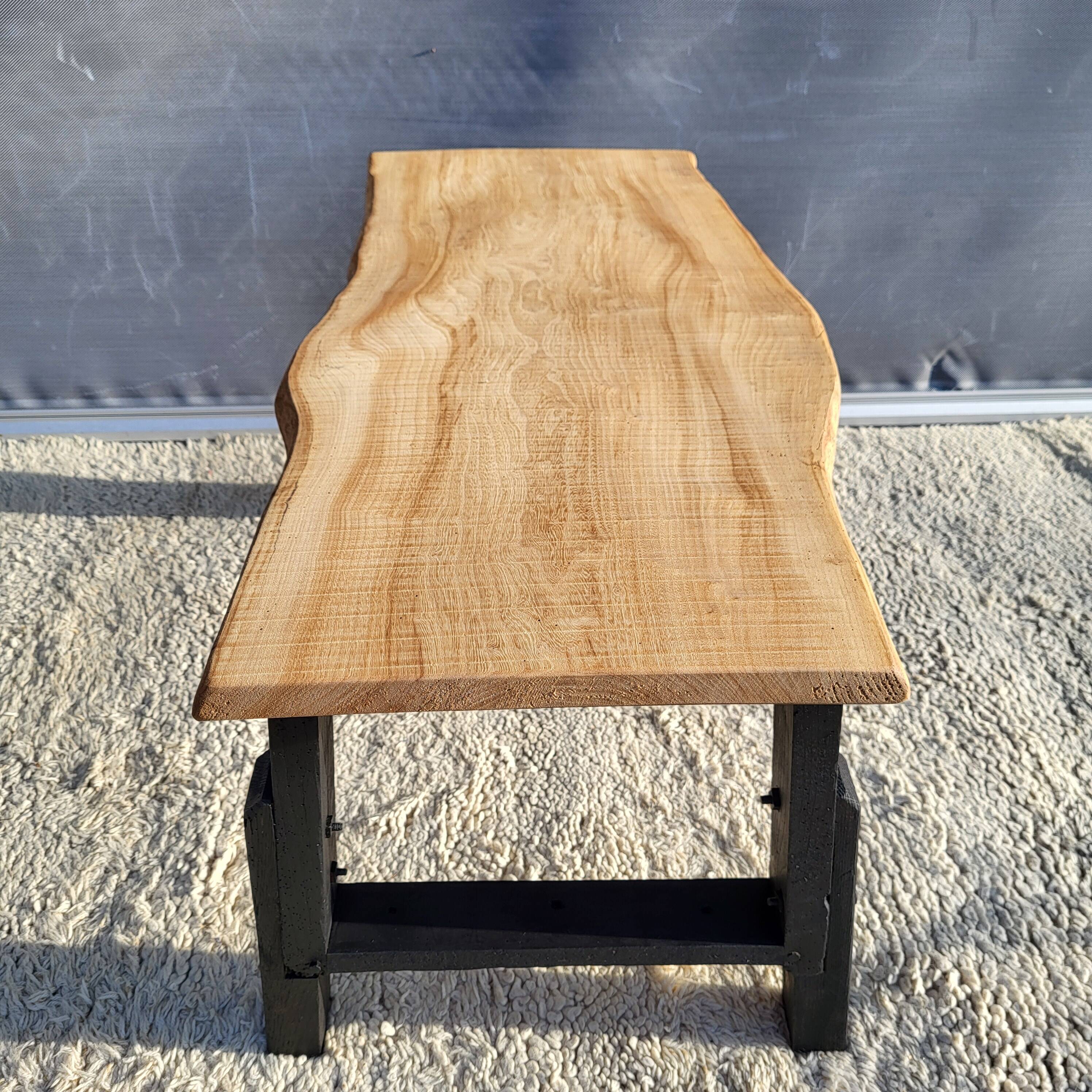 Bicolour coffee table in solid oak with 19th-century legs • Unique piece "Raw"