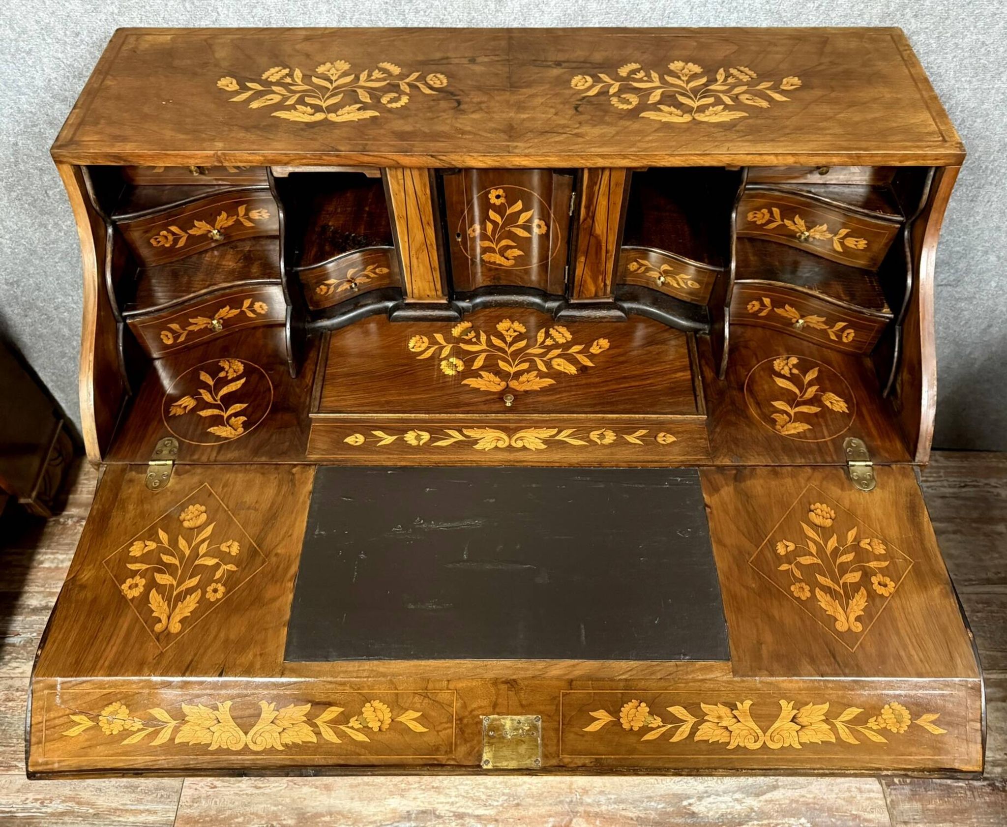 Holland 18th century: Scribanne chest of drawers with curved shape in molded wood